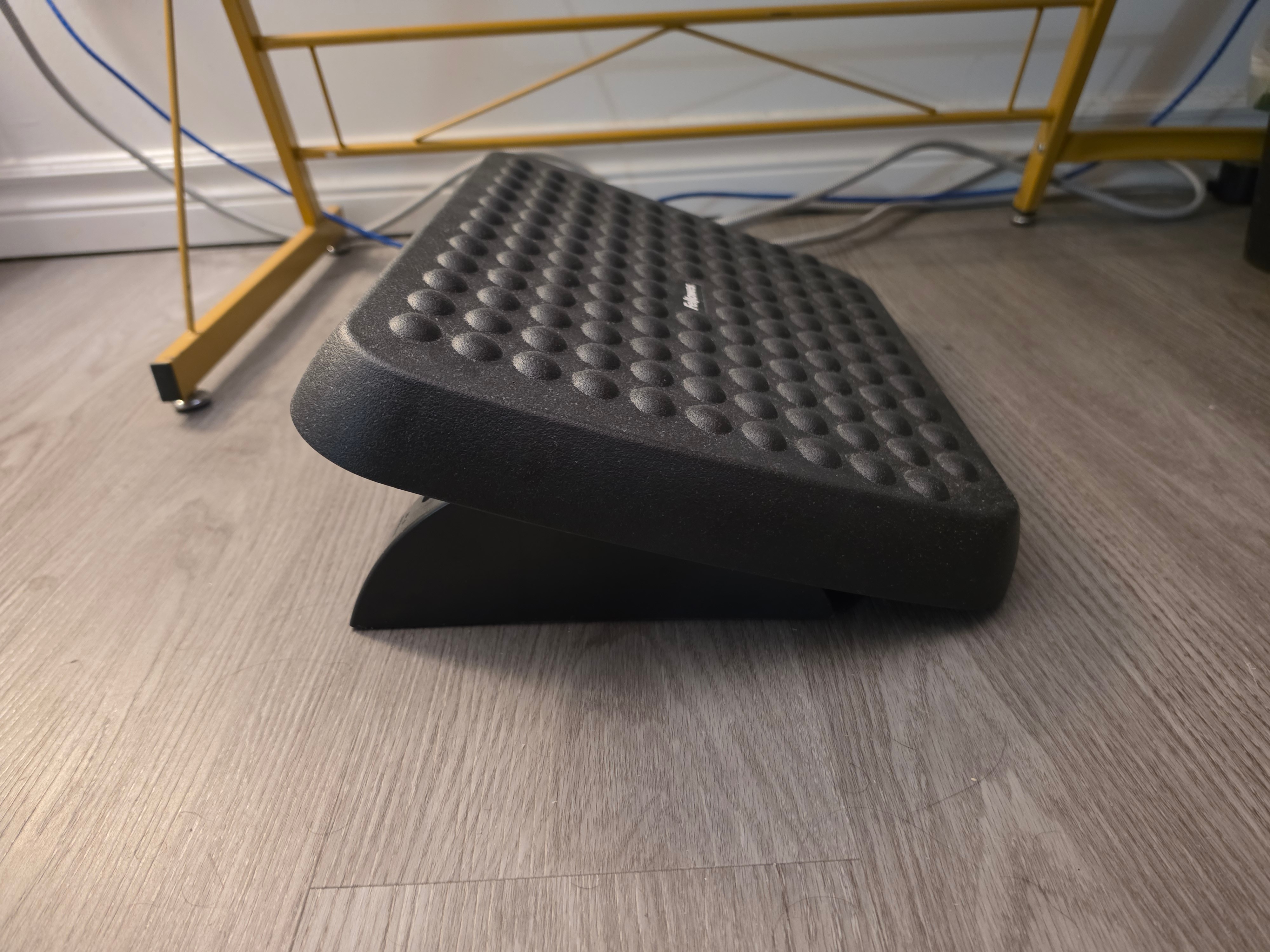 Ergonomic Adjustable Footrest – Fellowes Under-Desk Foot Rest - photo 2