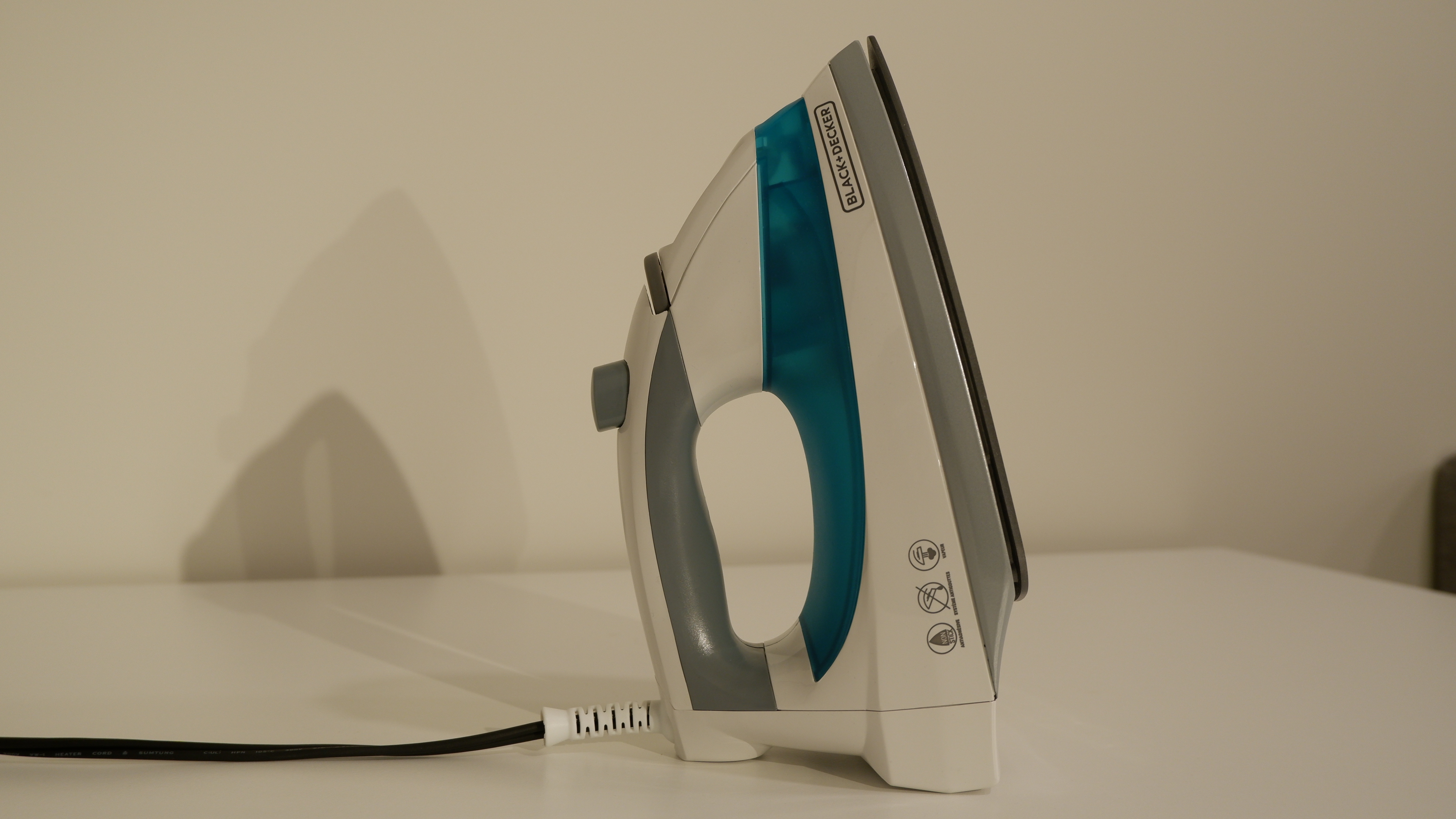 Ironing Board & BLACK+DECKER Steam Iron Set - photo 2