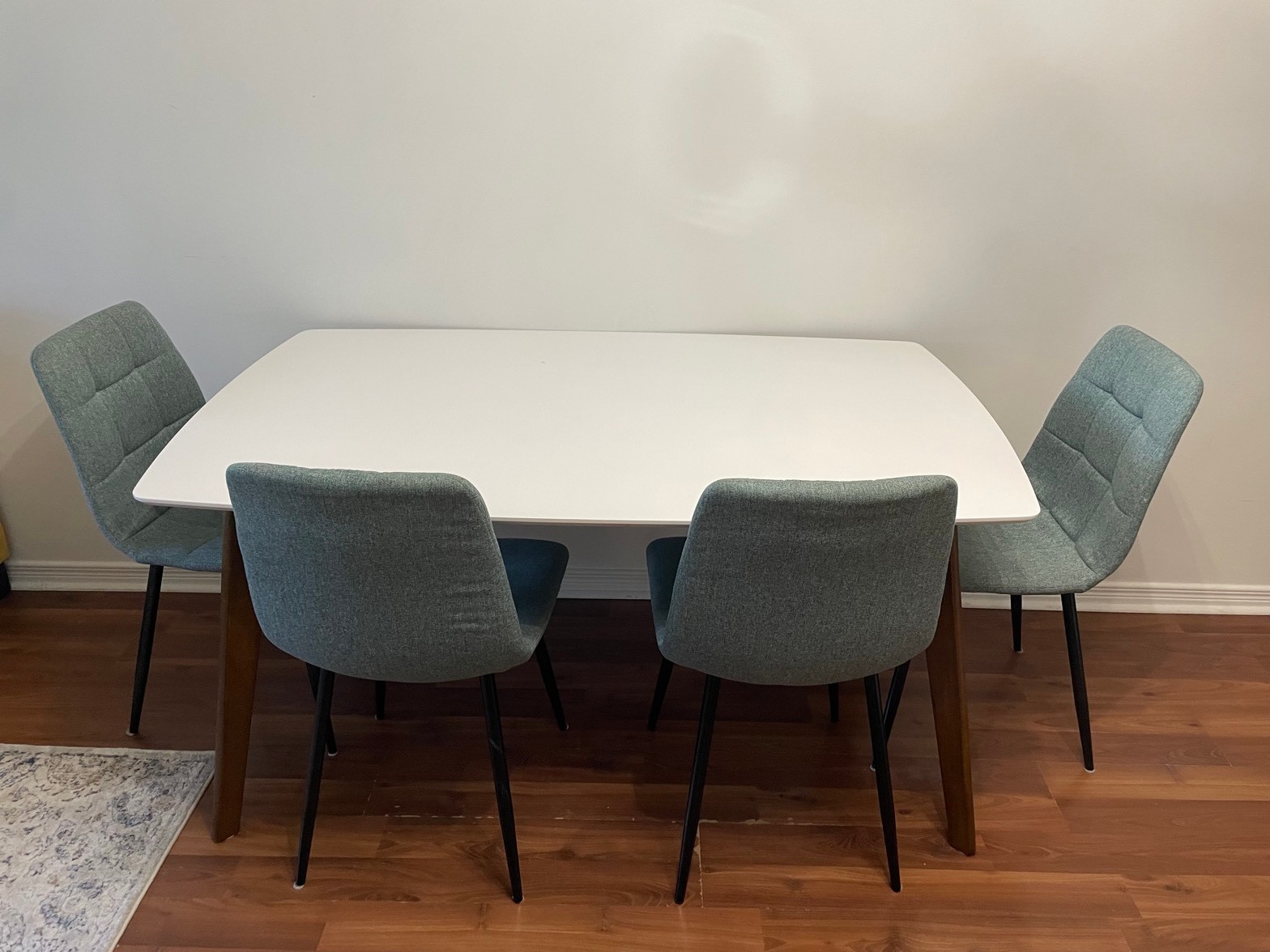 White dining table + 4 fabric chairs