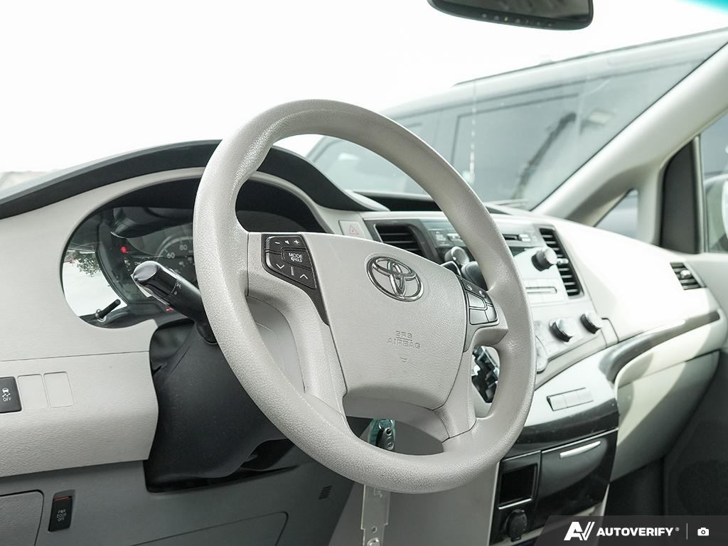 2011 Toyota Sienna LE - photo 5
