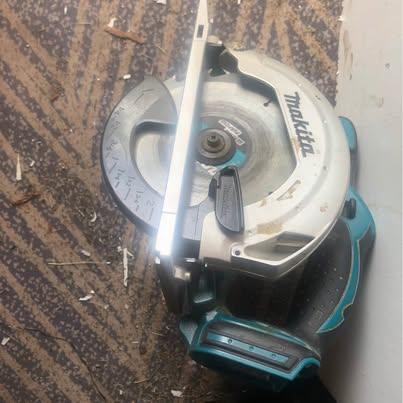 Makita Battery-Powered Circular Saw - With 2 Batteries and Charg