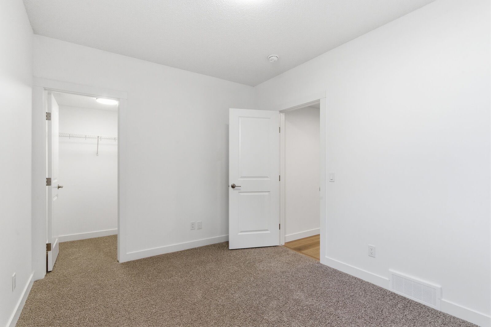 2 bedroom 1 bathroom Rental - photo 3