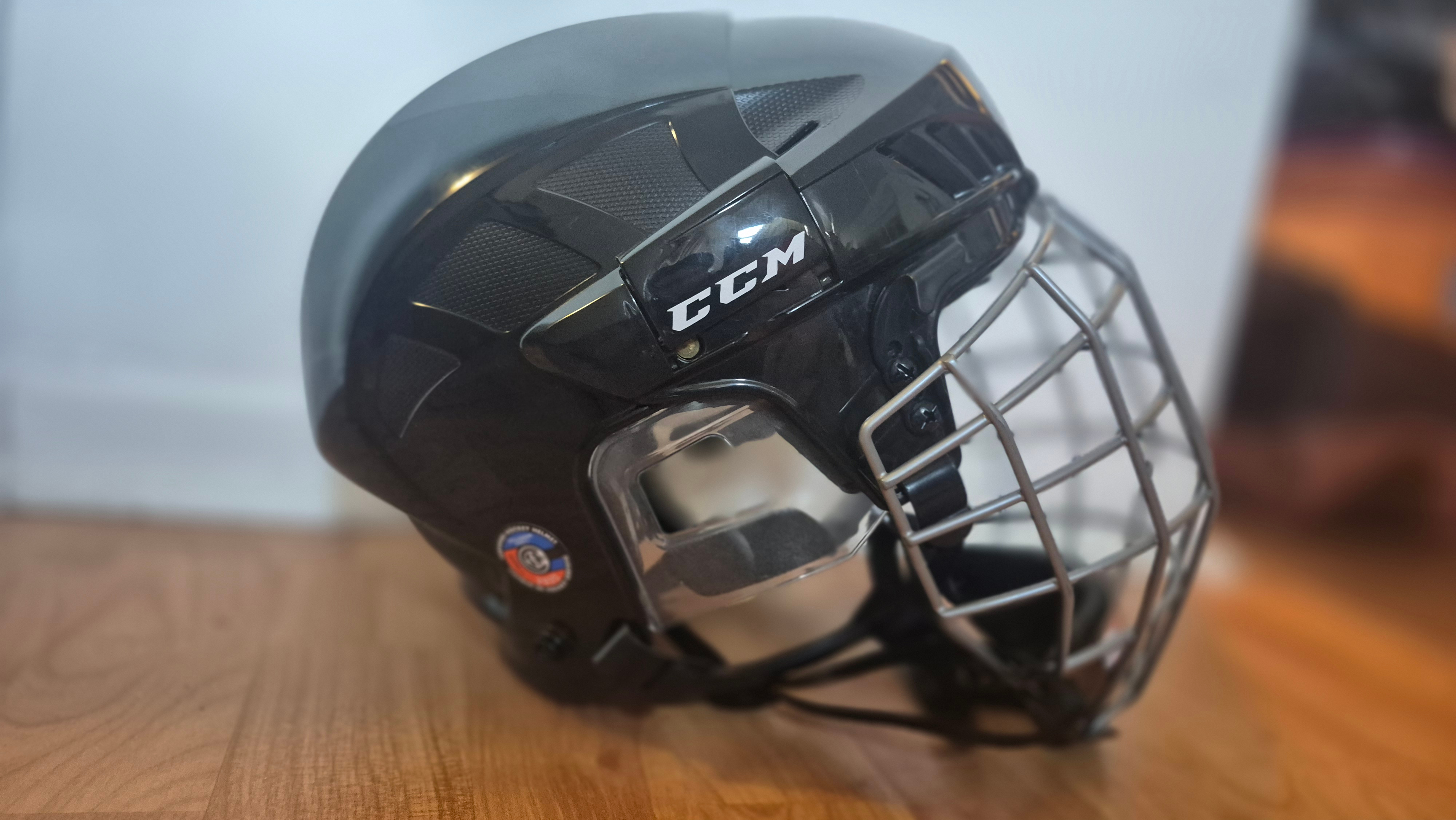 CCM XT99 Hockey Helmet & Cage – M 55-59 cm – Worn Once - photo 5