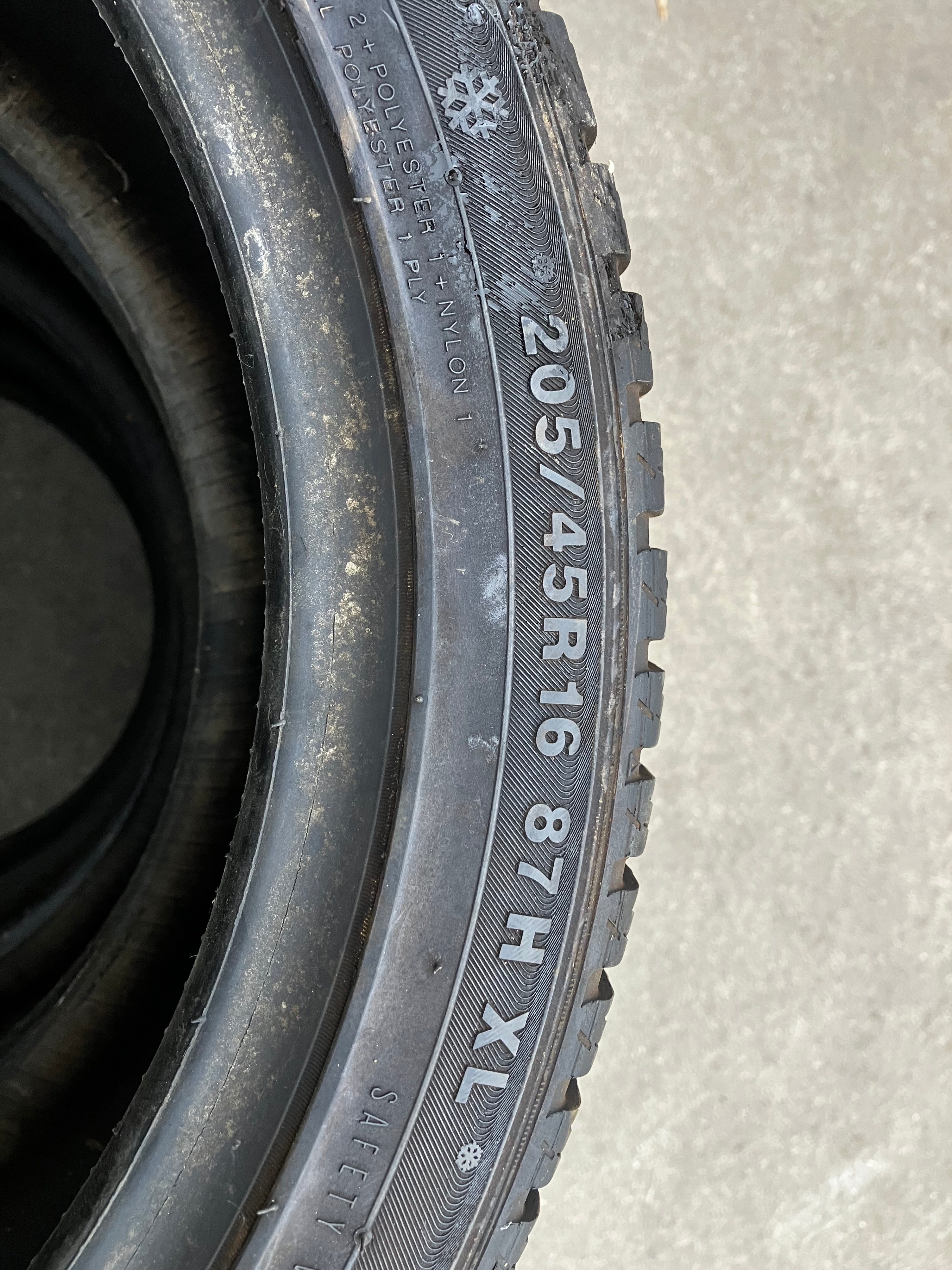 Kumho IZen KW23 Low Profile Winters - 205 / 45 / 16 - photo 3