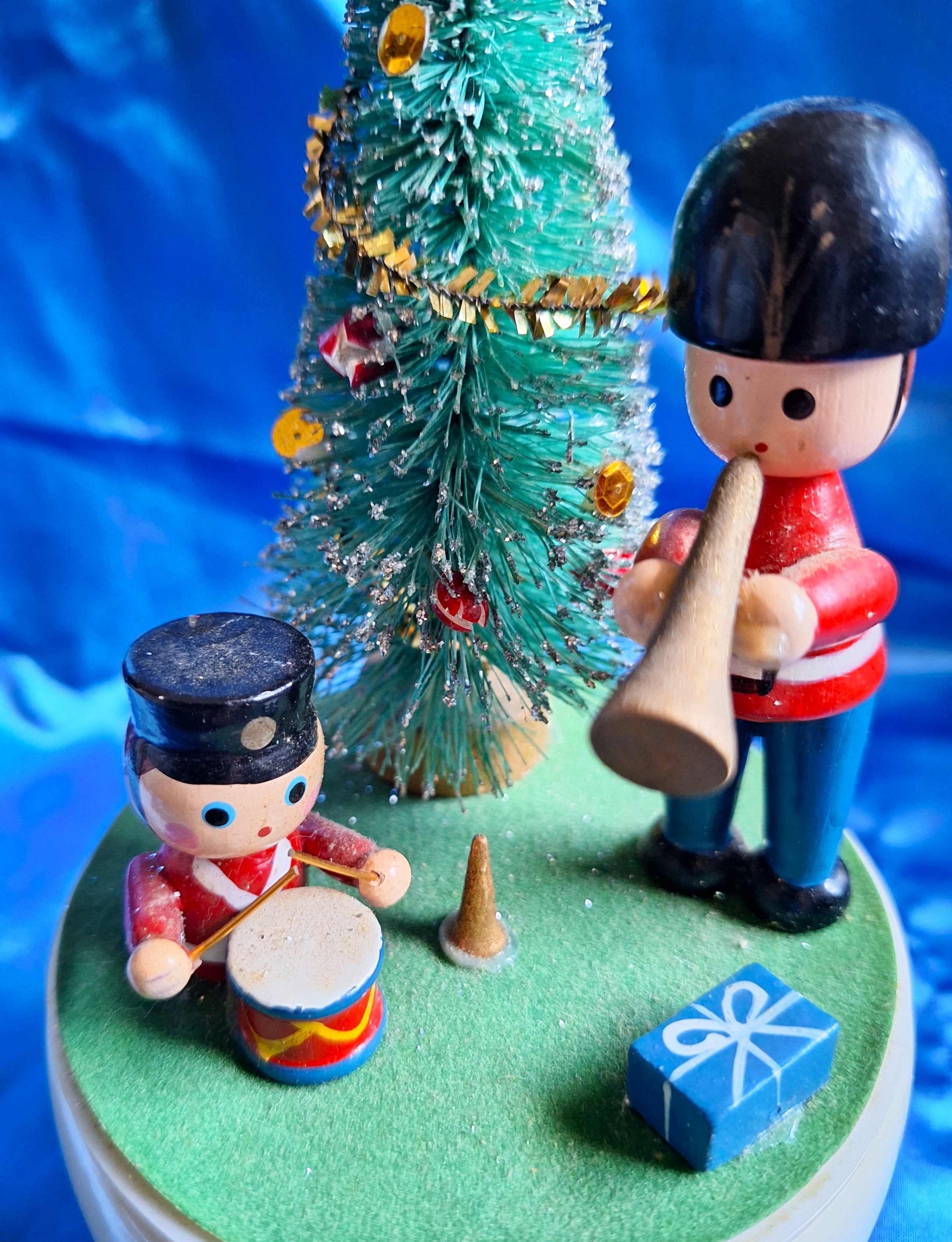 Vtg Bugle & Drummer Box Spinning Music Box Plays "Jingle Bells" - photo 2