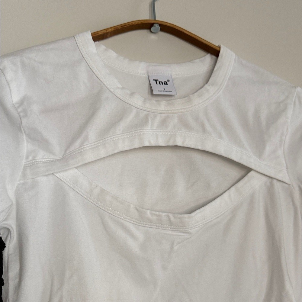 BNWT TNA White Cut-Out Long Sleeve Crop Top - photo 4