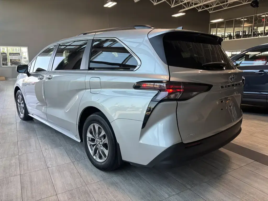 2024 Toyota Sienna - photo 3