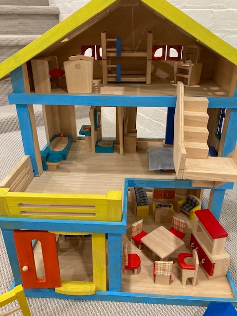 Large doll house with complete sets - photo 2