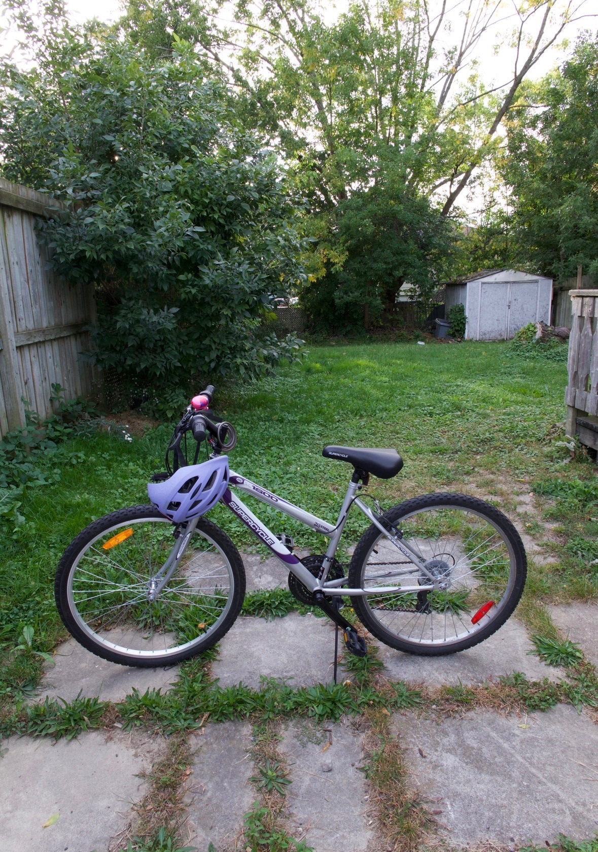 18 speed bike with helmet