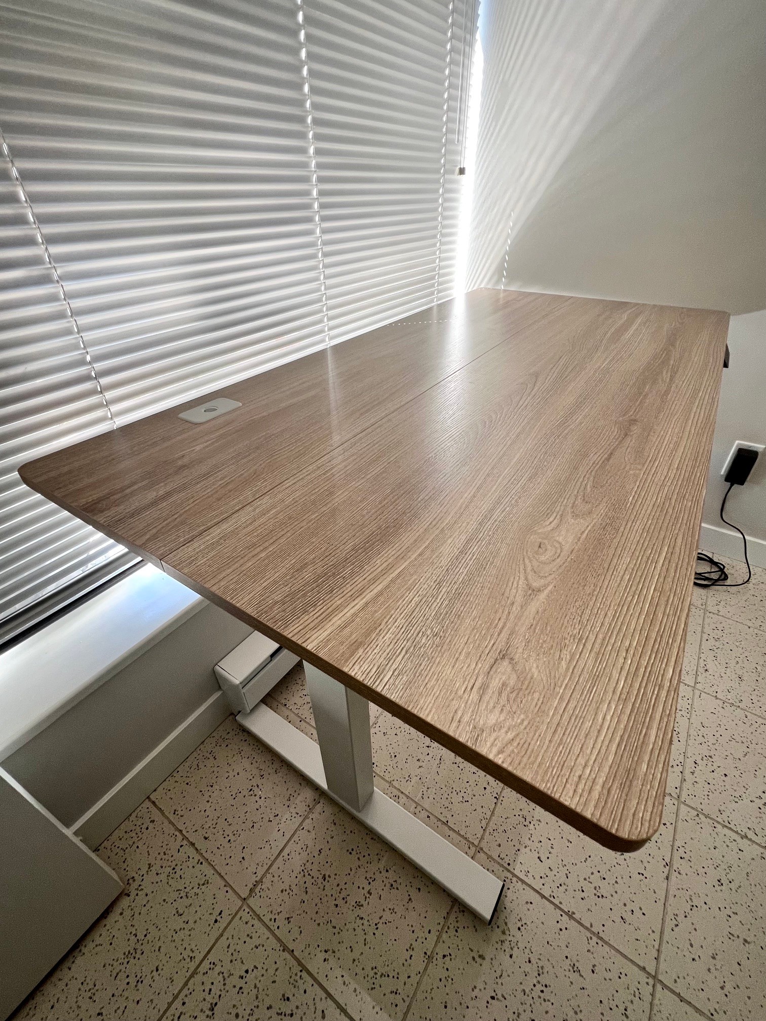 Large Electric Height Adjustable Standing Desk – Modern Style - photo 3