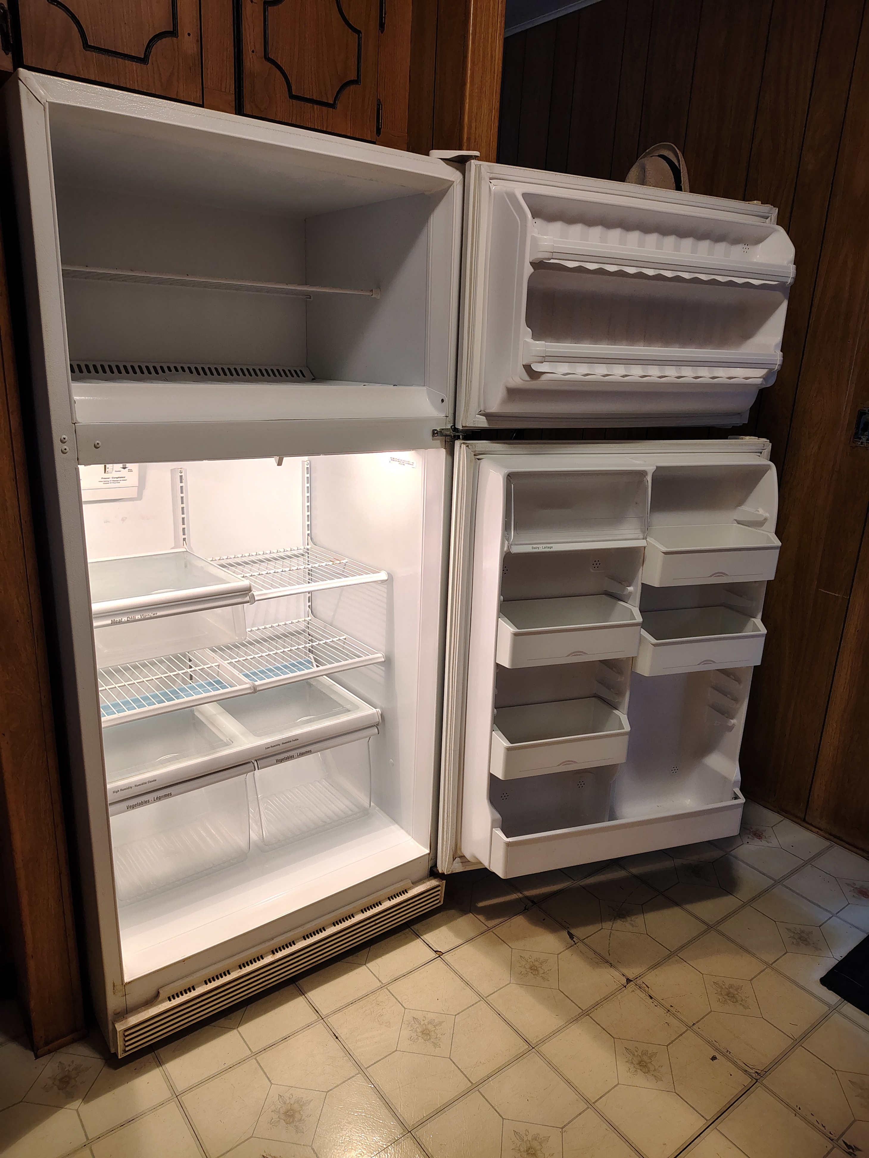 GE Frost Free Fridge/ Freezer - photo 3