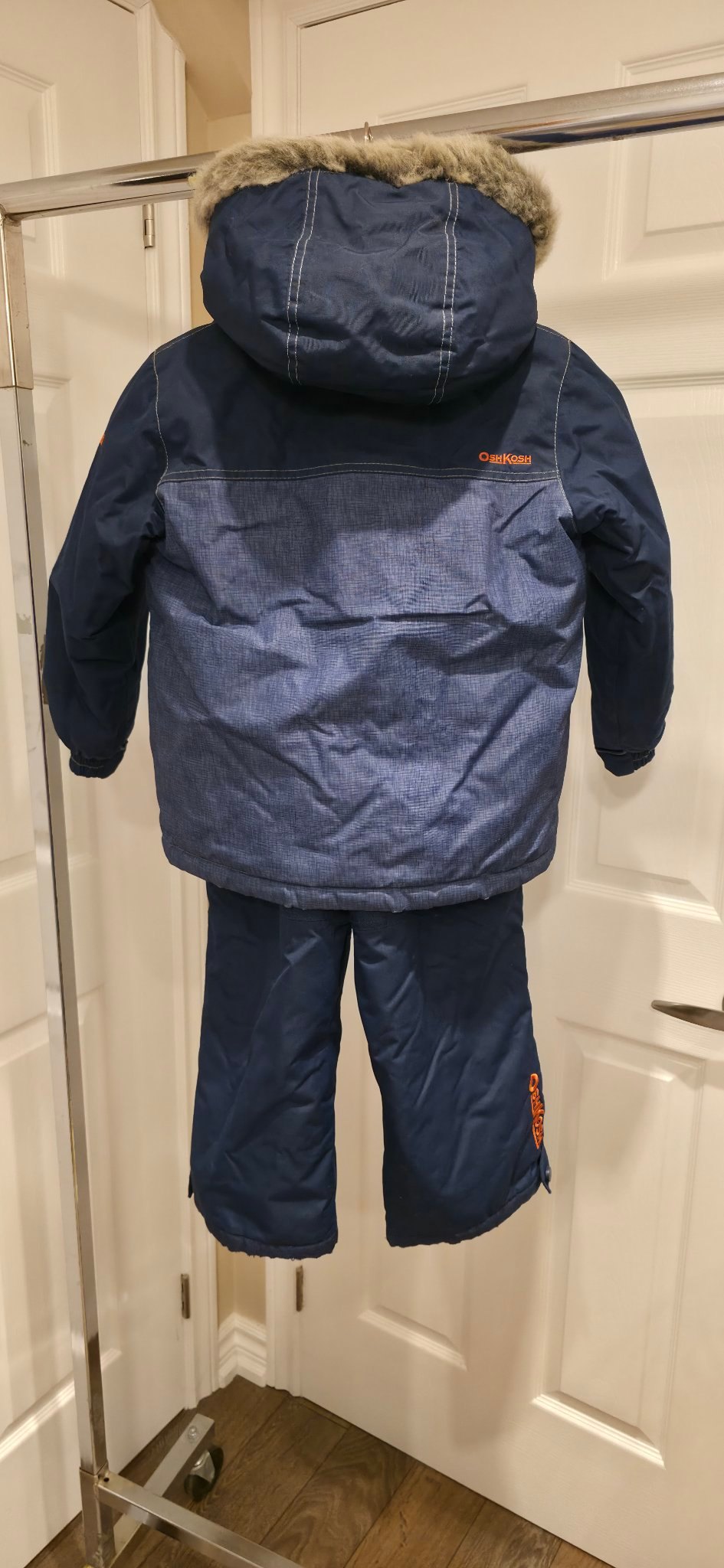 Kids OshKosh B'gosh 2-piece snowsuit size 5, navy - photo 2
