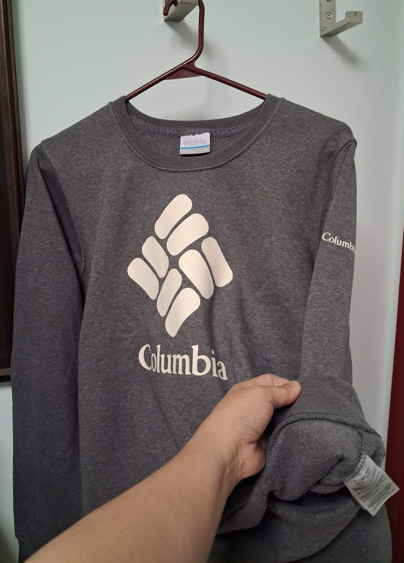 Columbia Women’s Trek Graphic Crewneck Sweatshirt Like New - photo 5