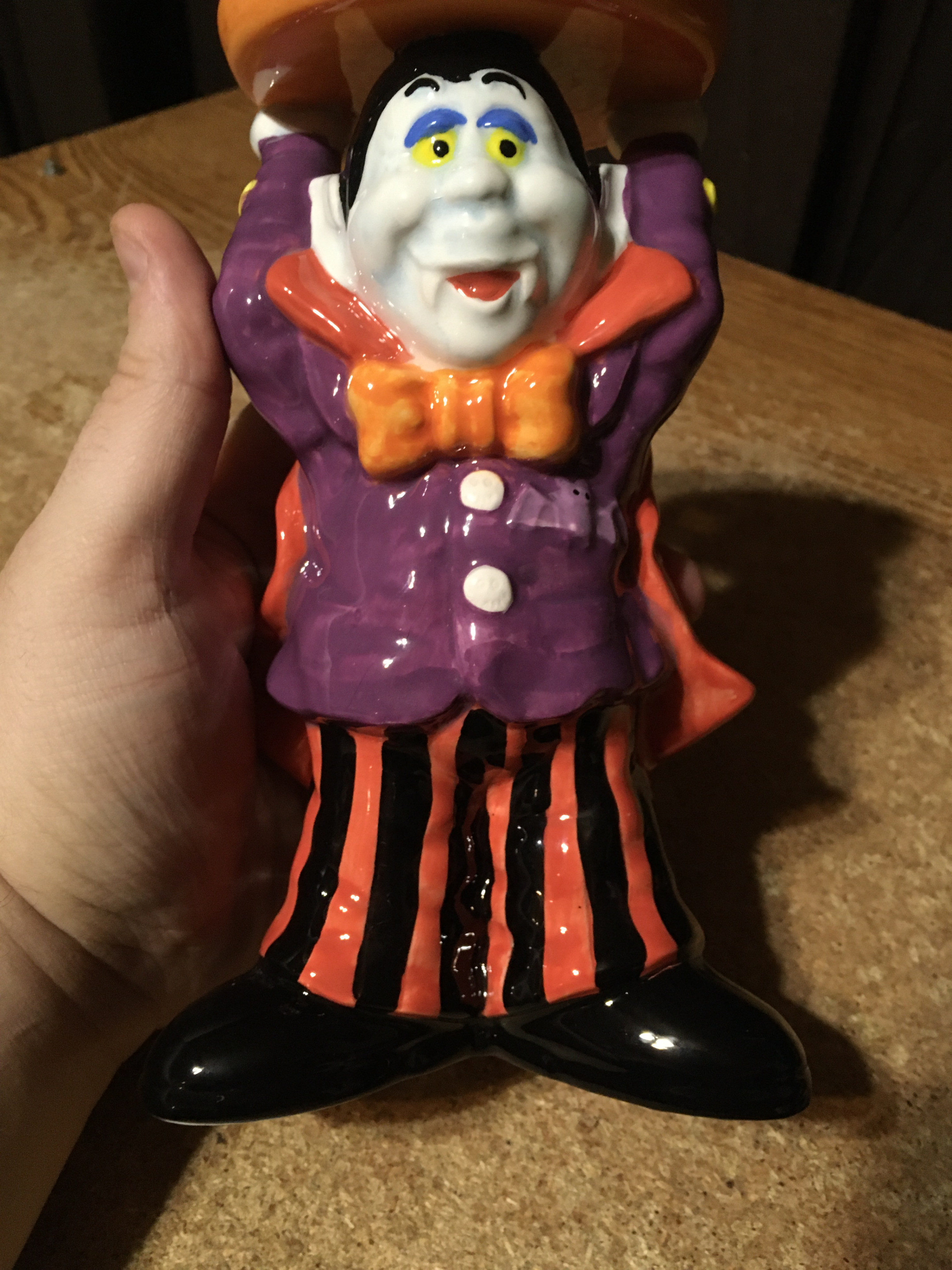VAMPIRE HOLDING PUMPKIN TRAY CANDLE HOLDER OVER HEAD HALLOWEN - photo 2