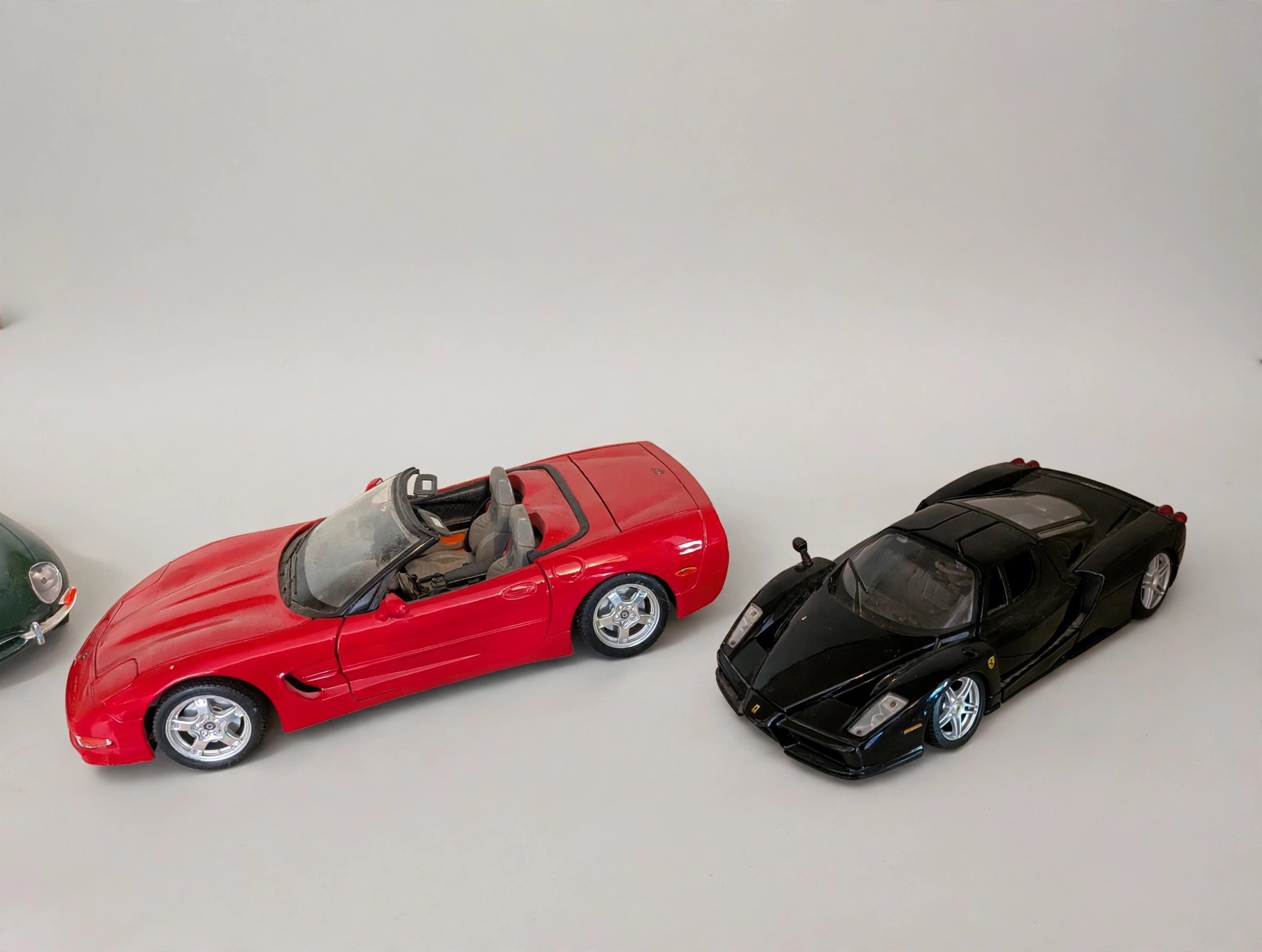12 Piece 1:18 Scale Diecast Lot: 10 Cars, Plane, Jaguar Ornament - photo 5
