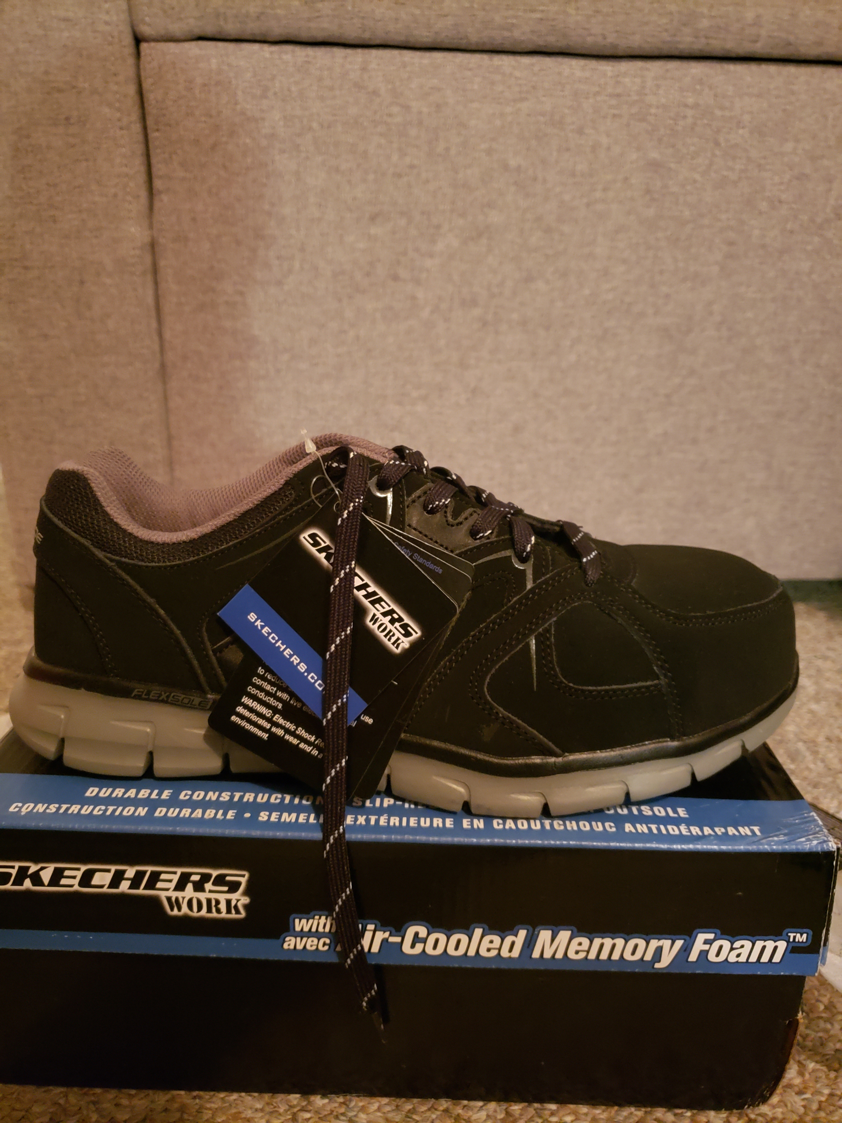 Skechers Men's Alloy Lightweight (steel toe) Shoes Size 9. New.