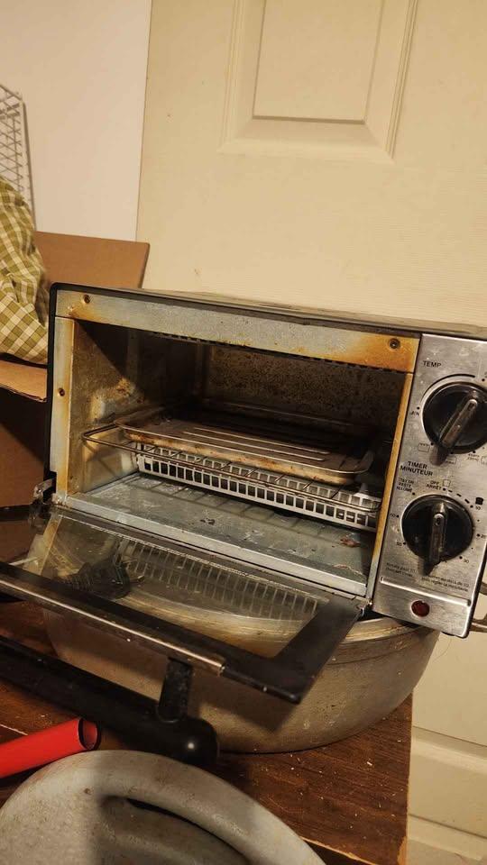 FREE: MASTER Chef 4-Slice Stainless Toaster Oven, Some Rust - photo 3