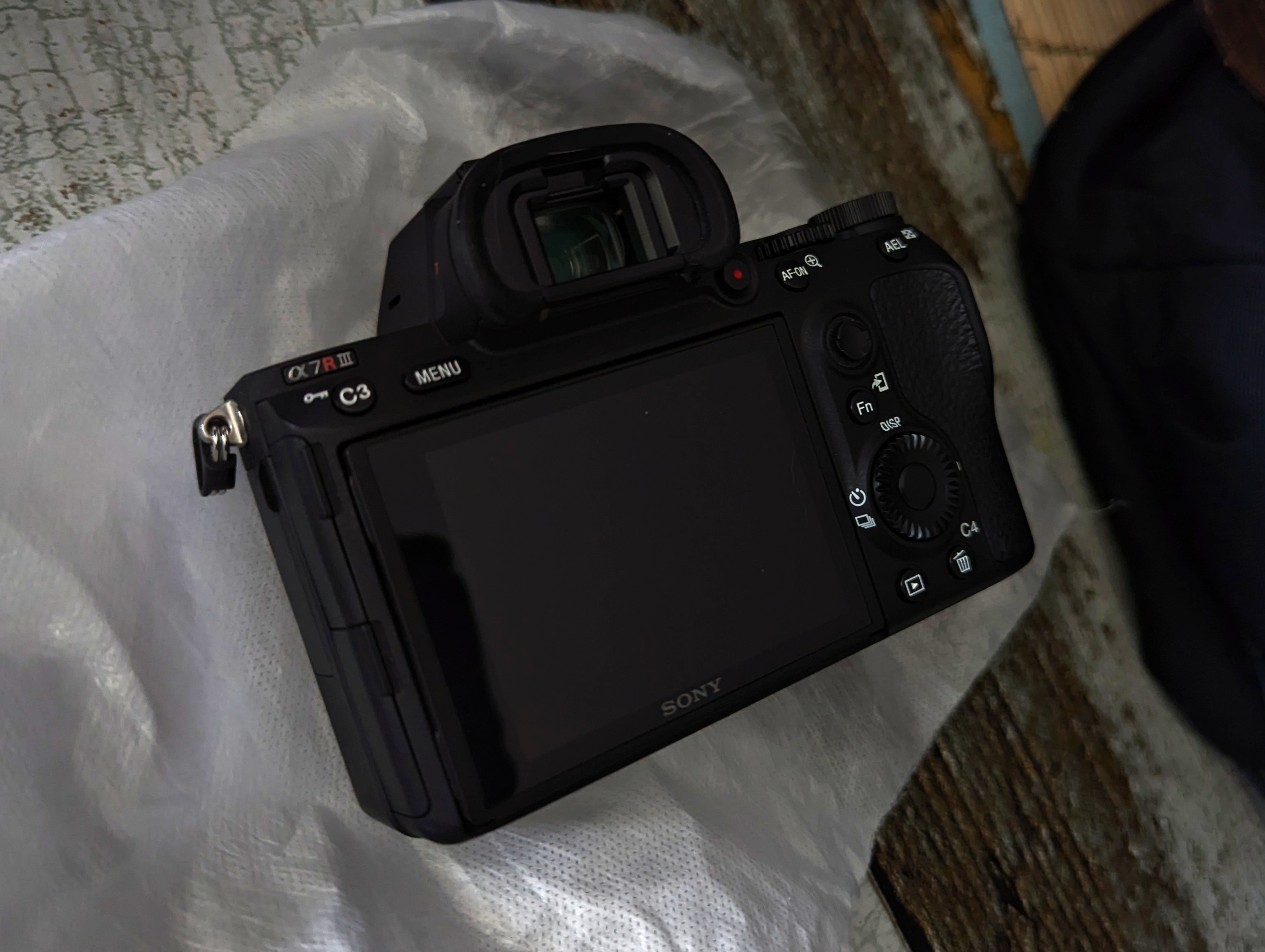 Sony A7R III Body Only - photo 2