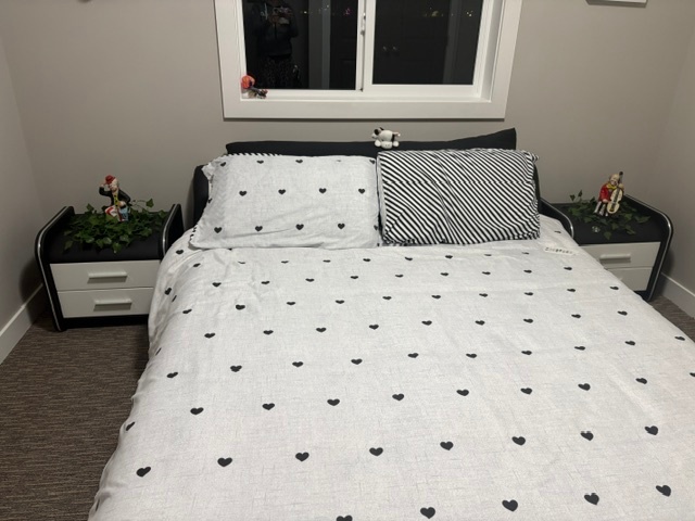 Queen Bedroom Set – Wave Bed, 2 Nightstands + Casper Mattress