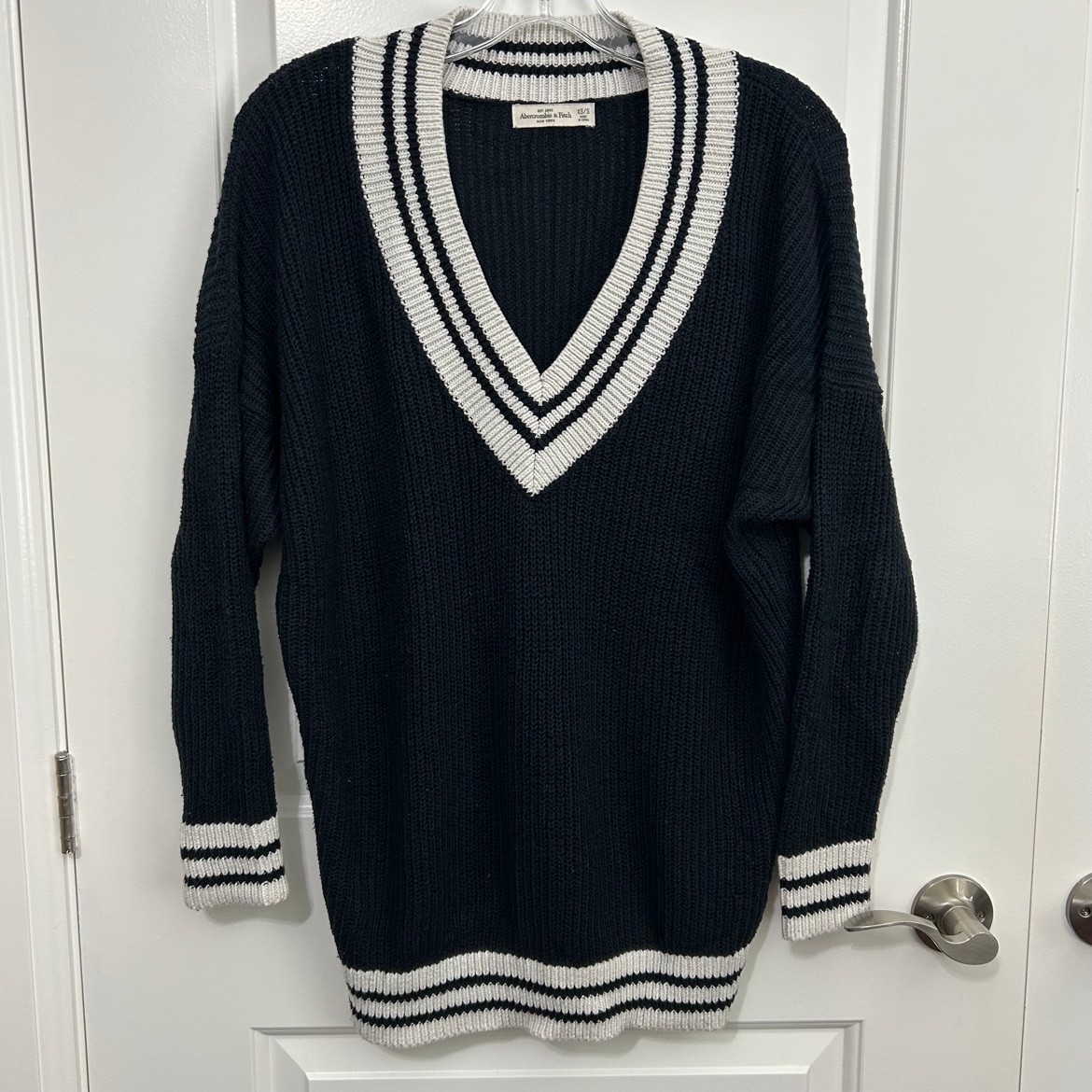 Abercrombie & Fitch V-Neck Cricket Sweater – Black, XS/S