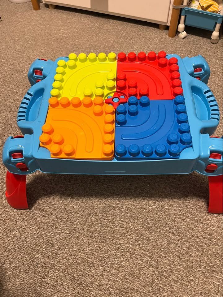 Mega Bloks Build 'n Learn Table with 40 mega blocks
