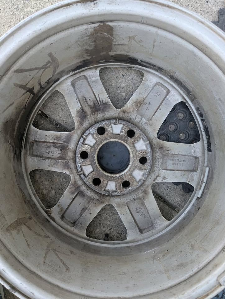 Set of 4 GMC Factory Wheels - photo 2