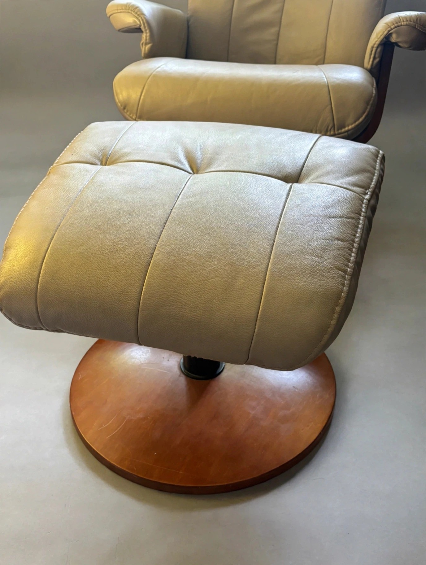 Tan Leather Recliner with Ottoman - photo 3