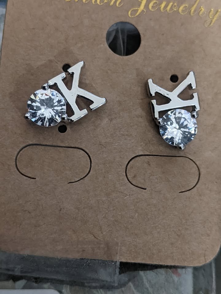 Lovastar 925 initial letter stud earring, letter K, W or M, - photo 2