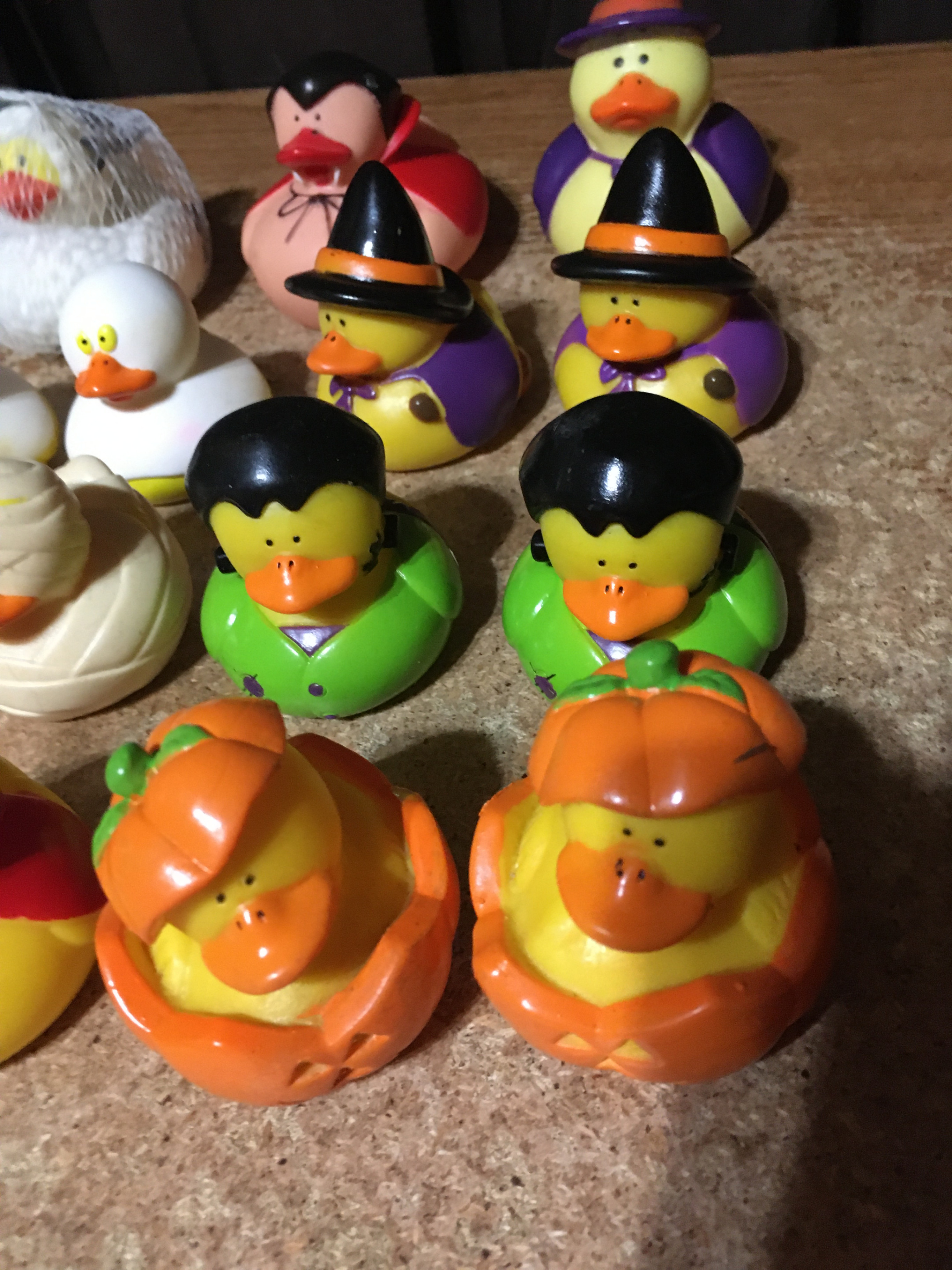 LOT OF 15 RUBBER DUCKS HALLOWEEN DRACULA VAMPIRE GHOST MUMMY - photo 2
