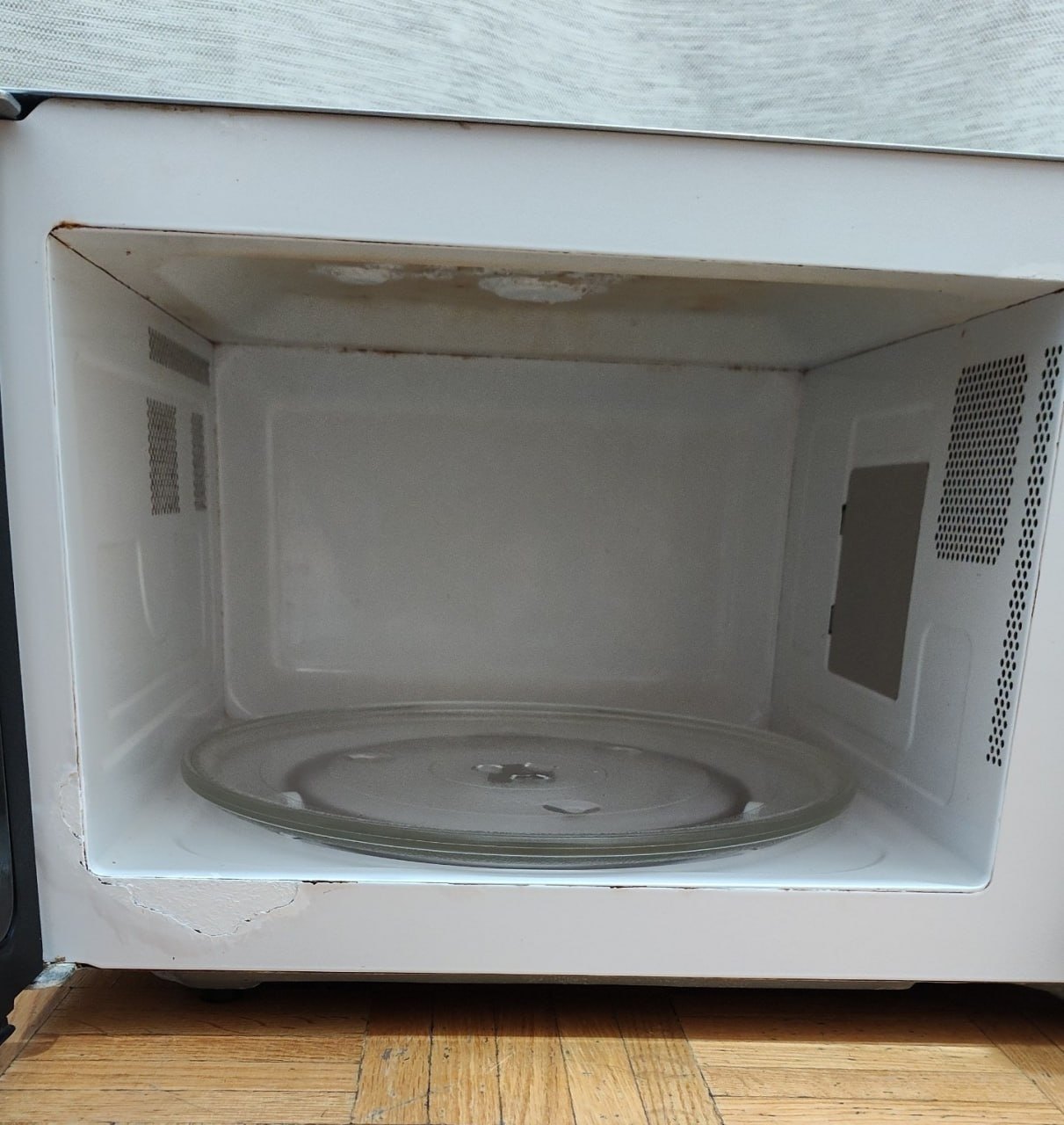 Mabe Stainless SteelMicrowave1000W(Light Bulb Needs Replacement) - photo 3