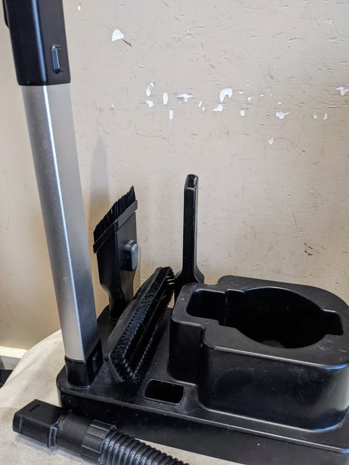 Portable VACUUM, recharge-able, perfect for automobile - photo 3