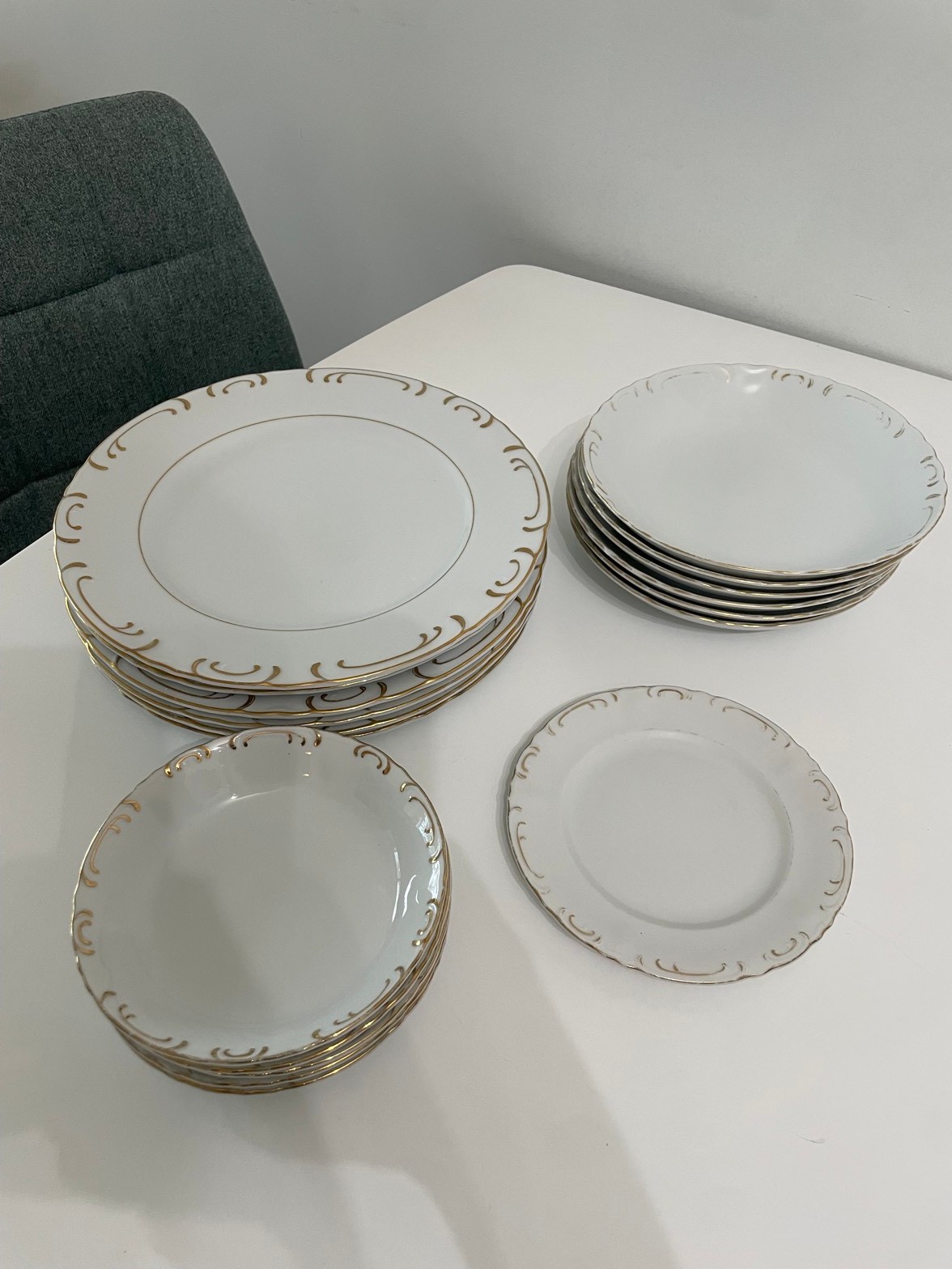 43-piece dinnerware lot, white and gold-rim china - photo 5