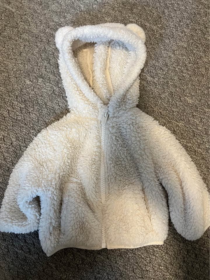 Winter Old Navy Baby Fuzzy Hooded Jacket 0-3 months