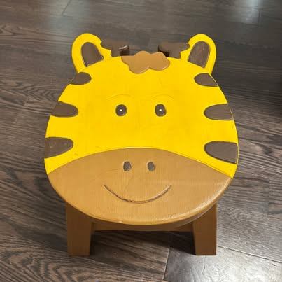 Kids Wooden Giraffe Stool - Hand-Painted Toddler Step Stool