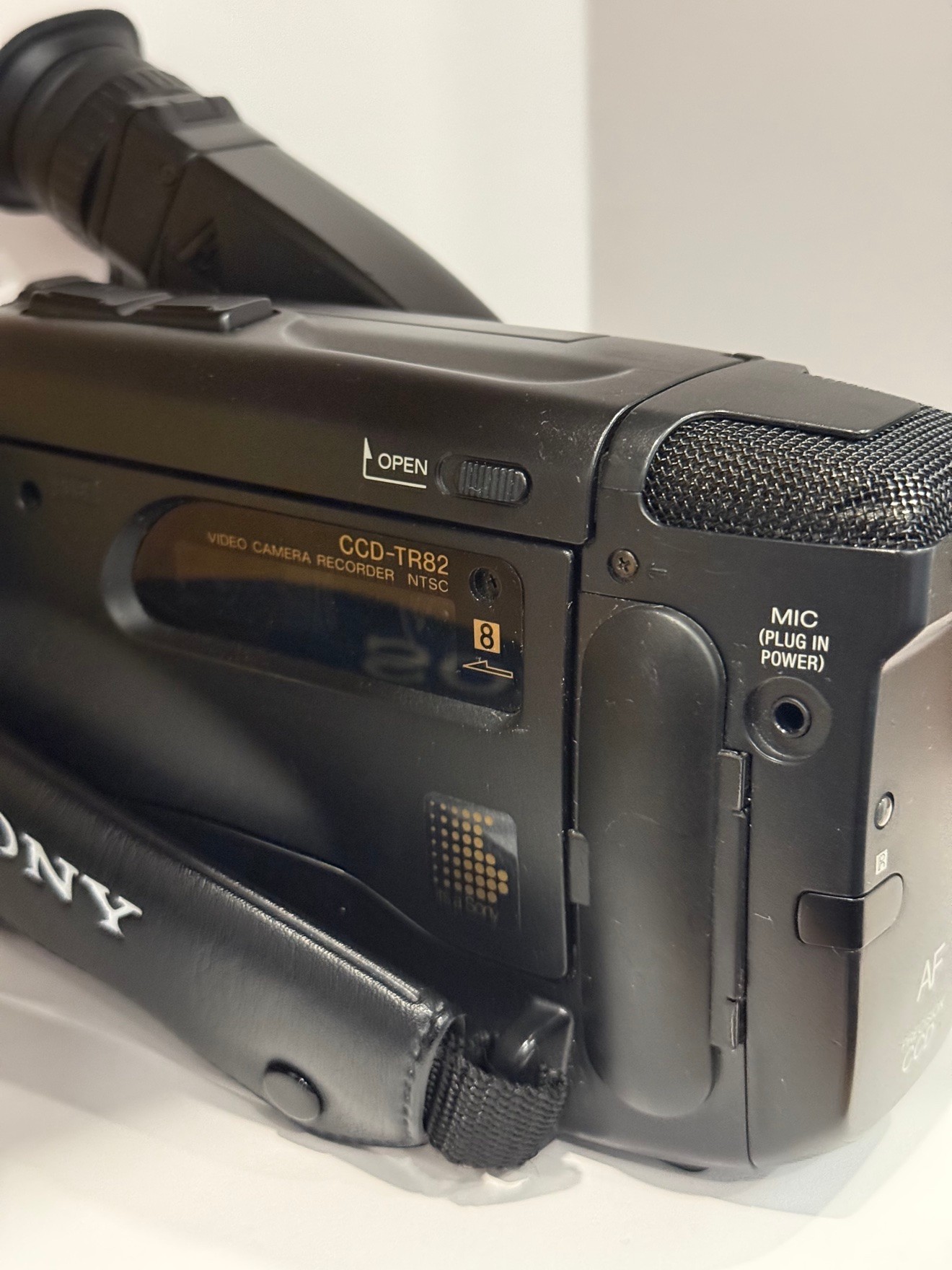 Sony Handycam CCD-TR82 Video8 Camcorder – 12x SteadyShot, NP-80 - photo 3