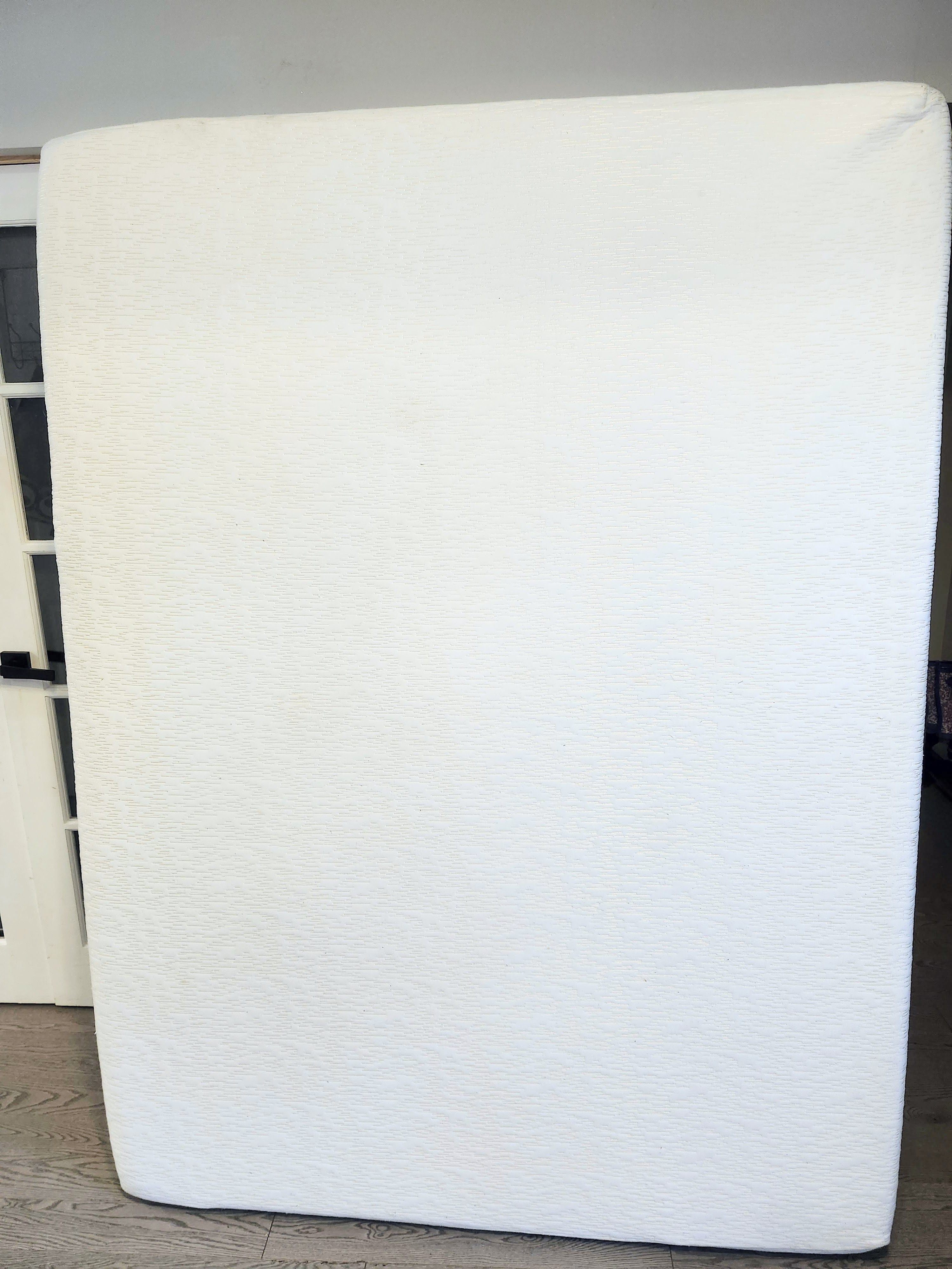 Like New Queen Size Medium Firm Memory Foam Mattress