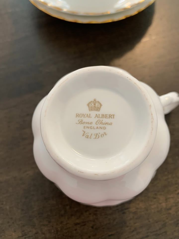 Royal Albert Val Dor Teacups and Saucers - photo 2