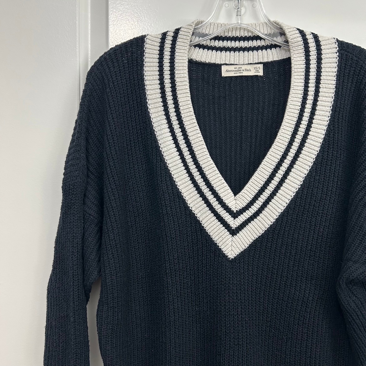 Abercrombie & Fitch V-Neck Cricket Sweater – Black, XS/S - photo 2