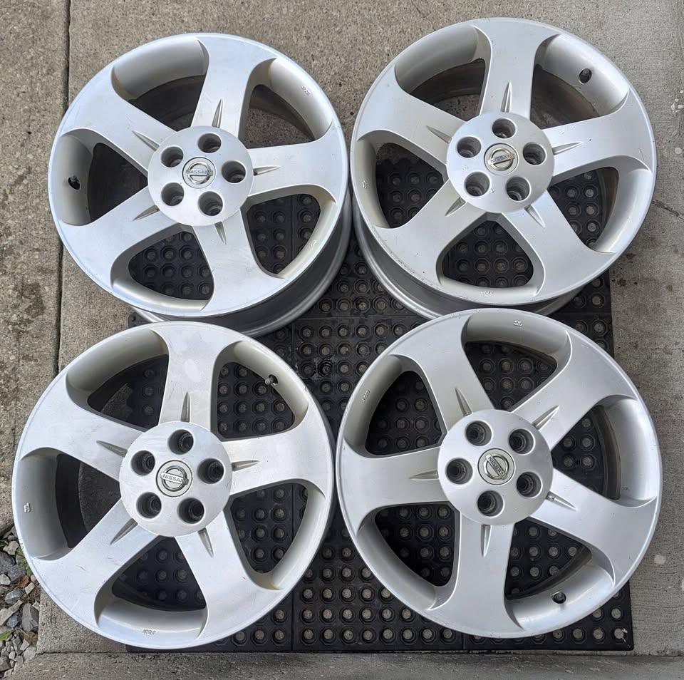Set of 4 Silver Nissan Wheels