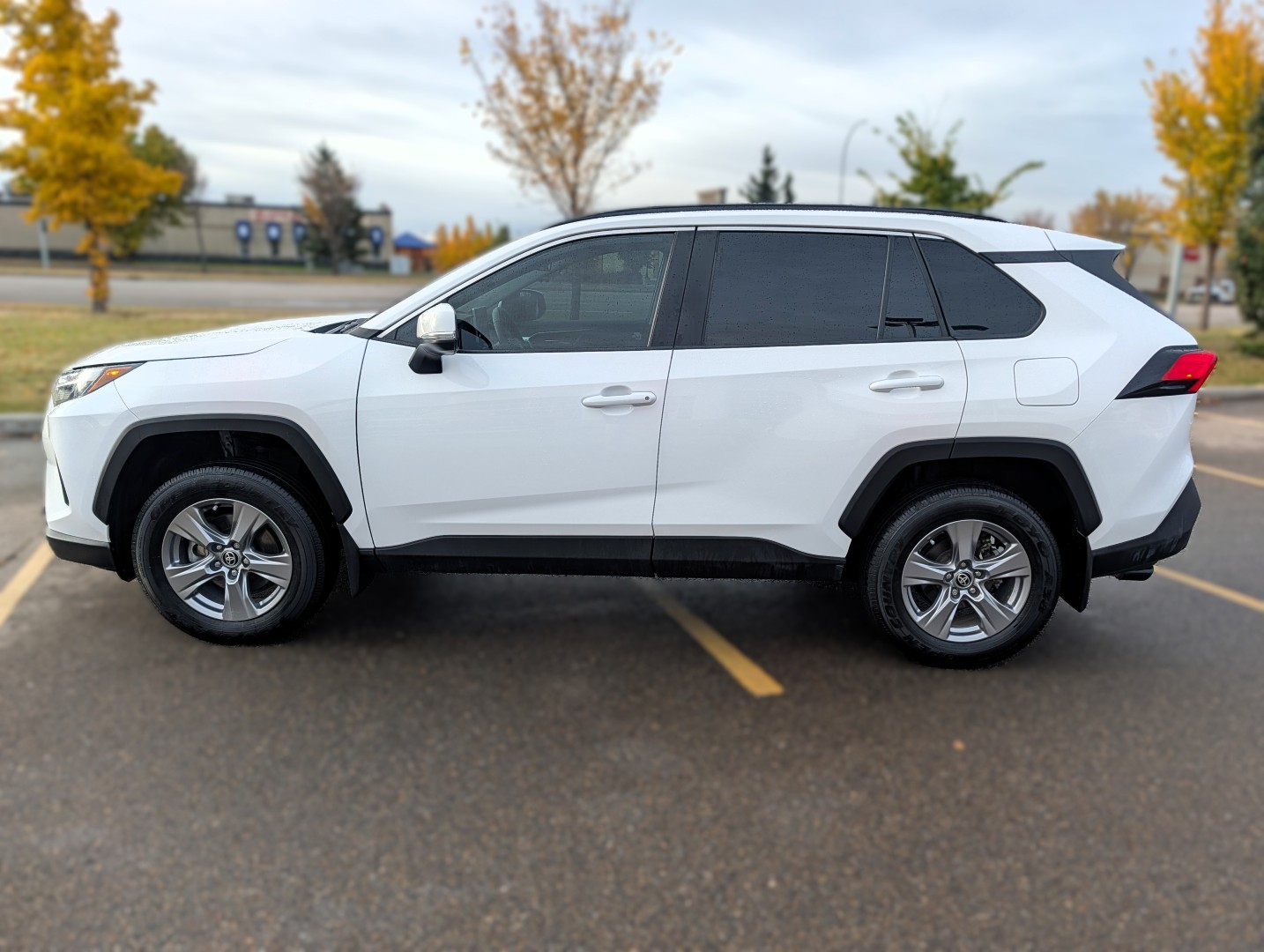 2024 Toyota RAV4 XLE - photo 3