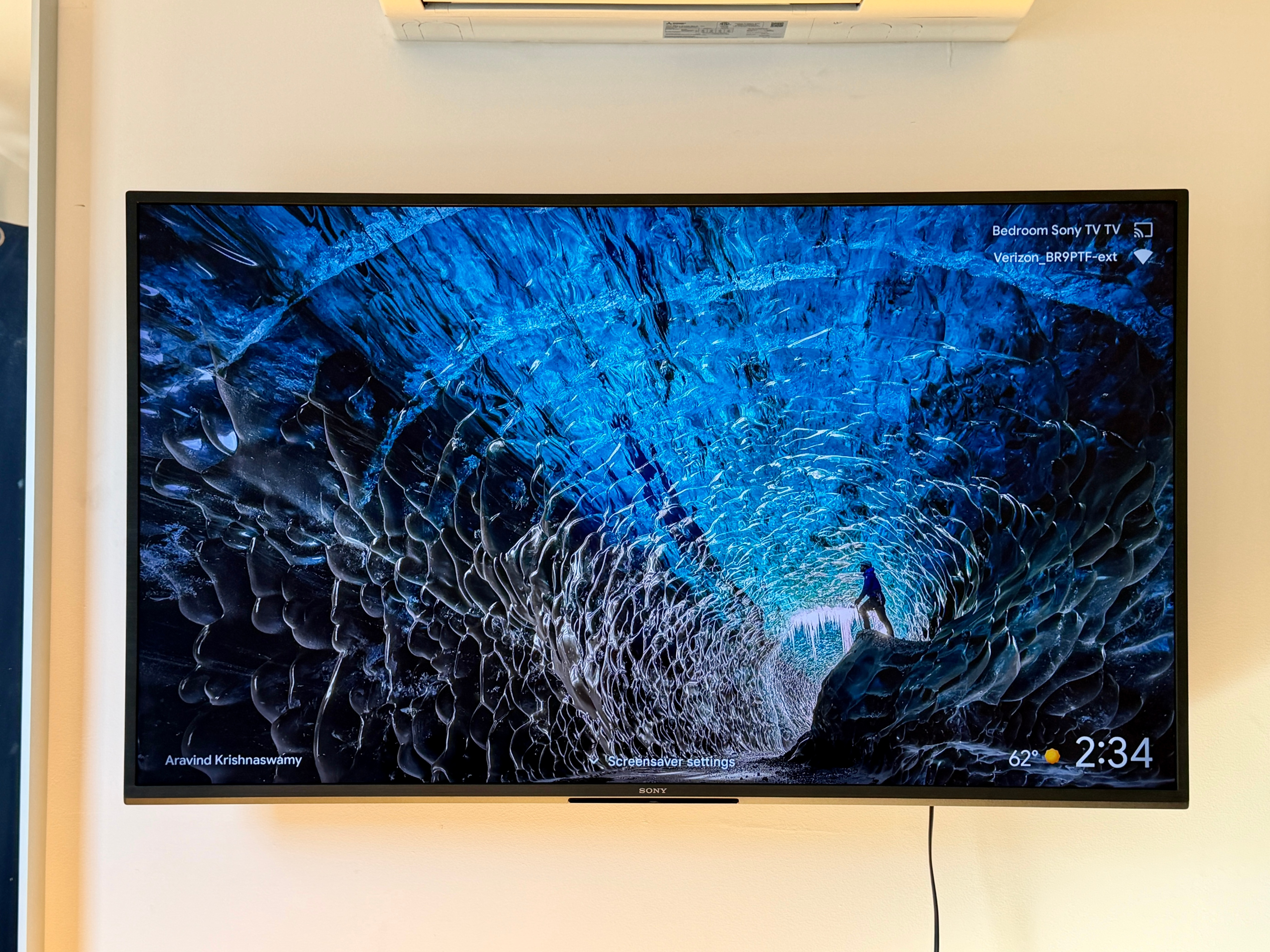 SONY Bravia 55" Smart TV + Wall Mount