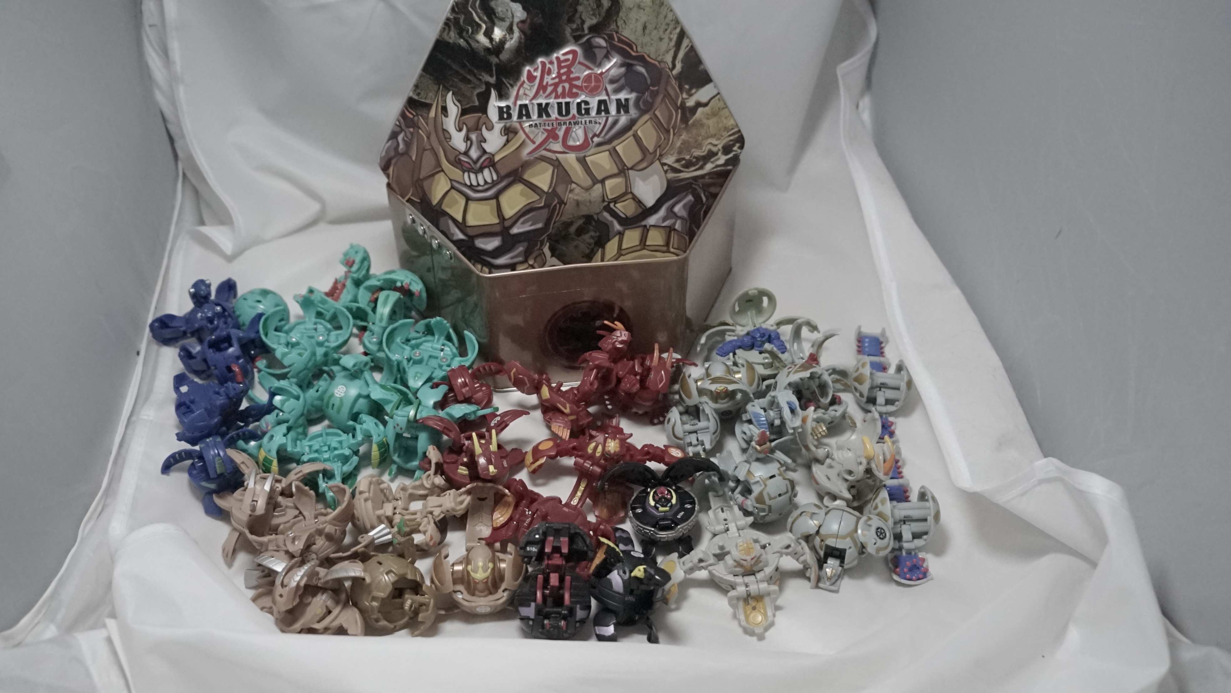 Bakugan Battle Brawlers Lot of 41 Mixed Figures with Tin Unteste