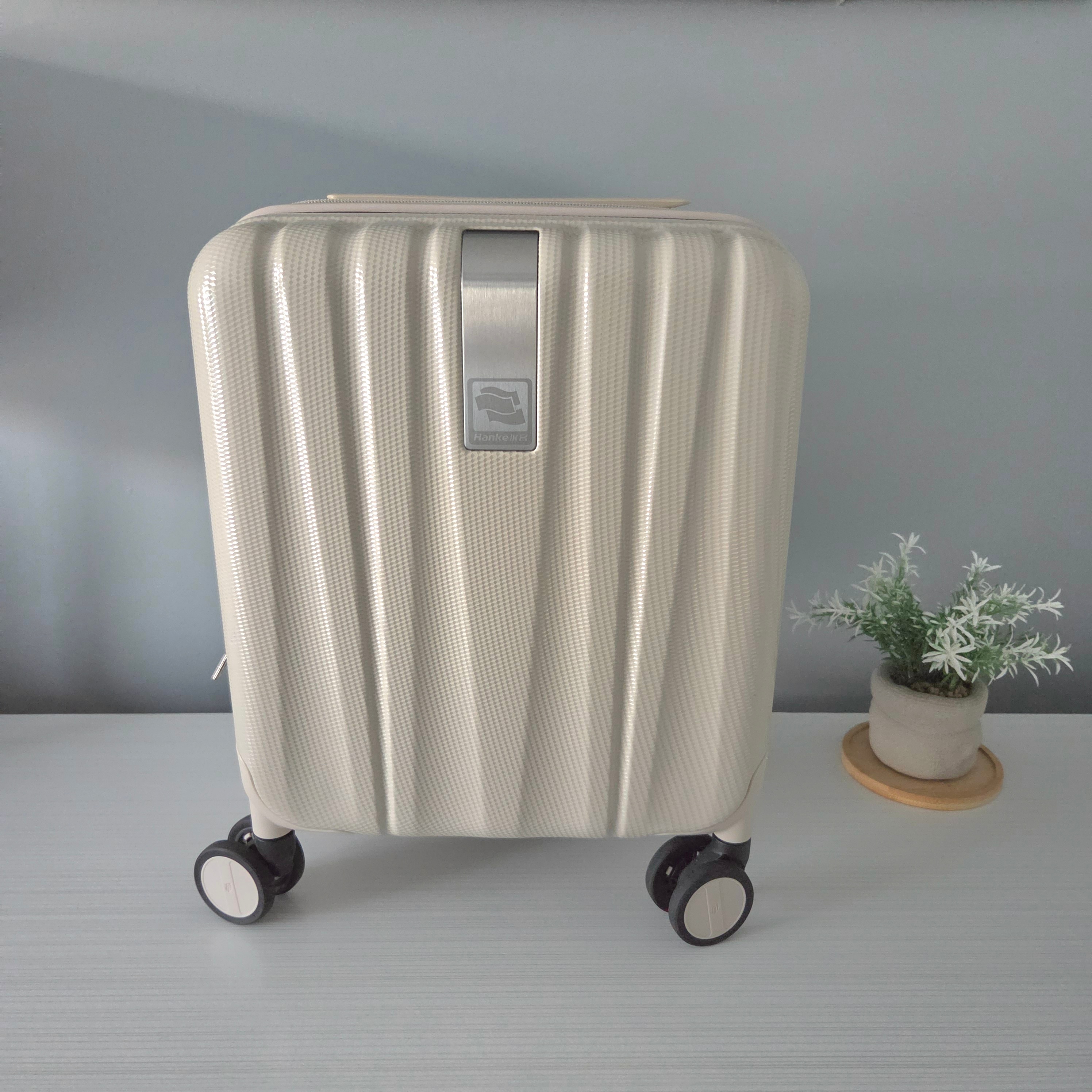 Hanke 14” Expandable Hard Shell Carry-On - Pre-Loved! ✨