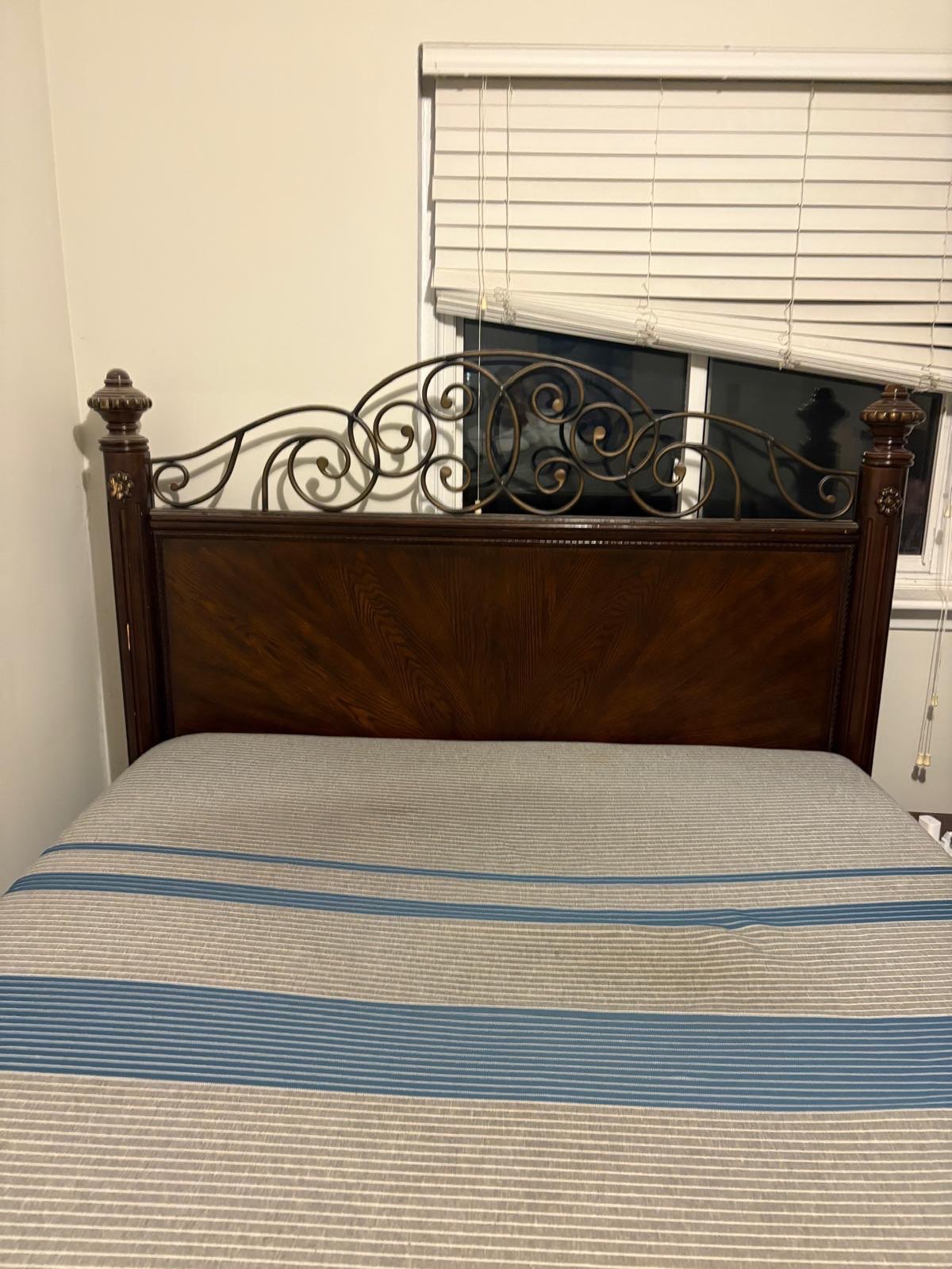 Beautiful 4-Piece Traditional Queen Bedroom Set - photo 5