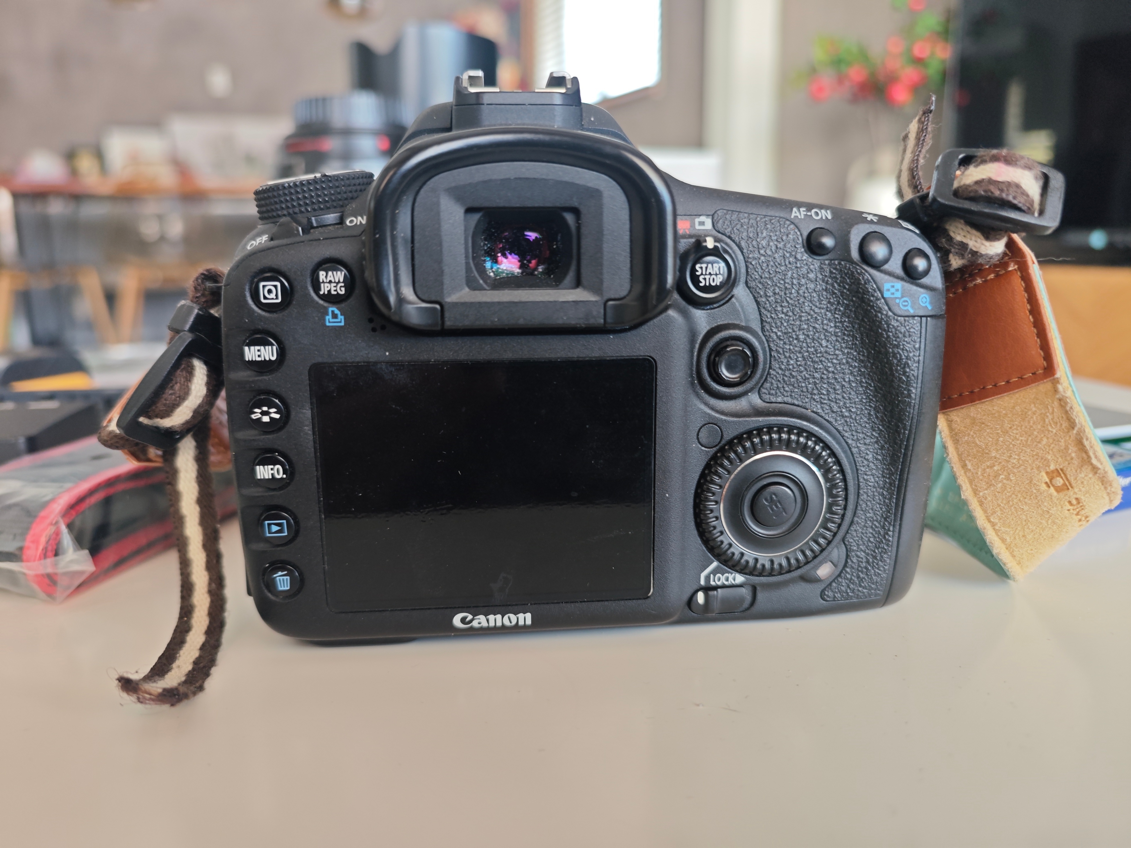 Canon EOS 7D Body (Lens sold) + Accessory Set - photo 3