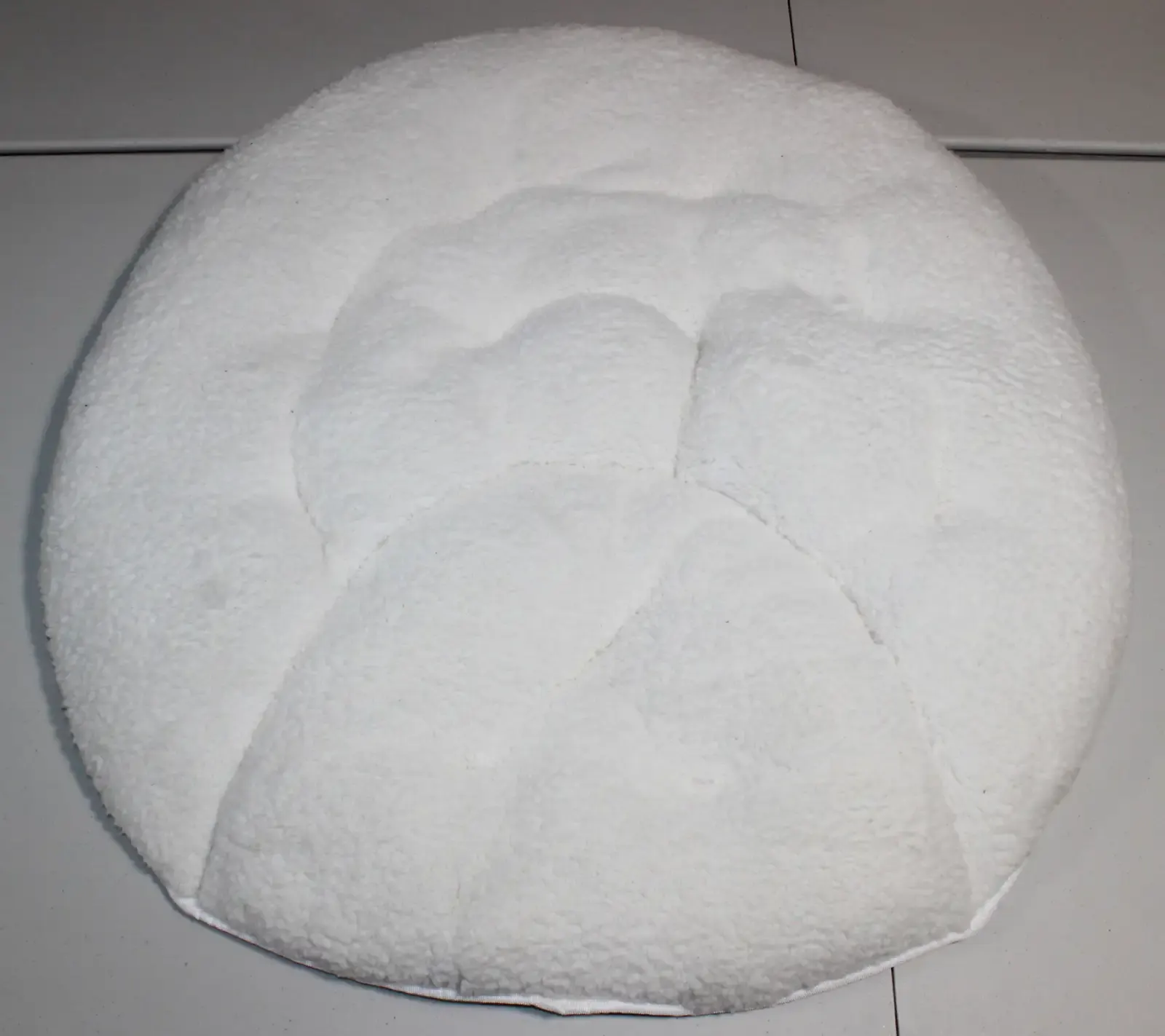 Round White Faux Fur Dog Bed Cushion Medium (Excellent Condition - photo 2