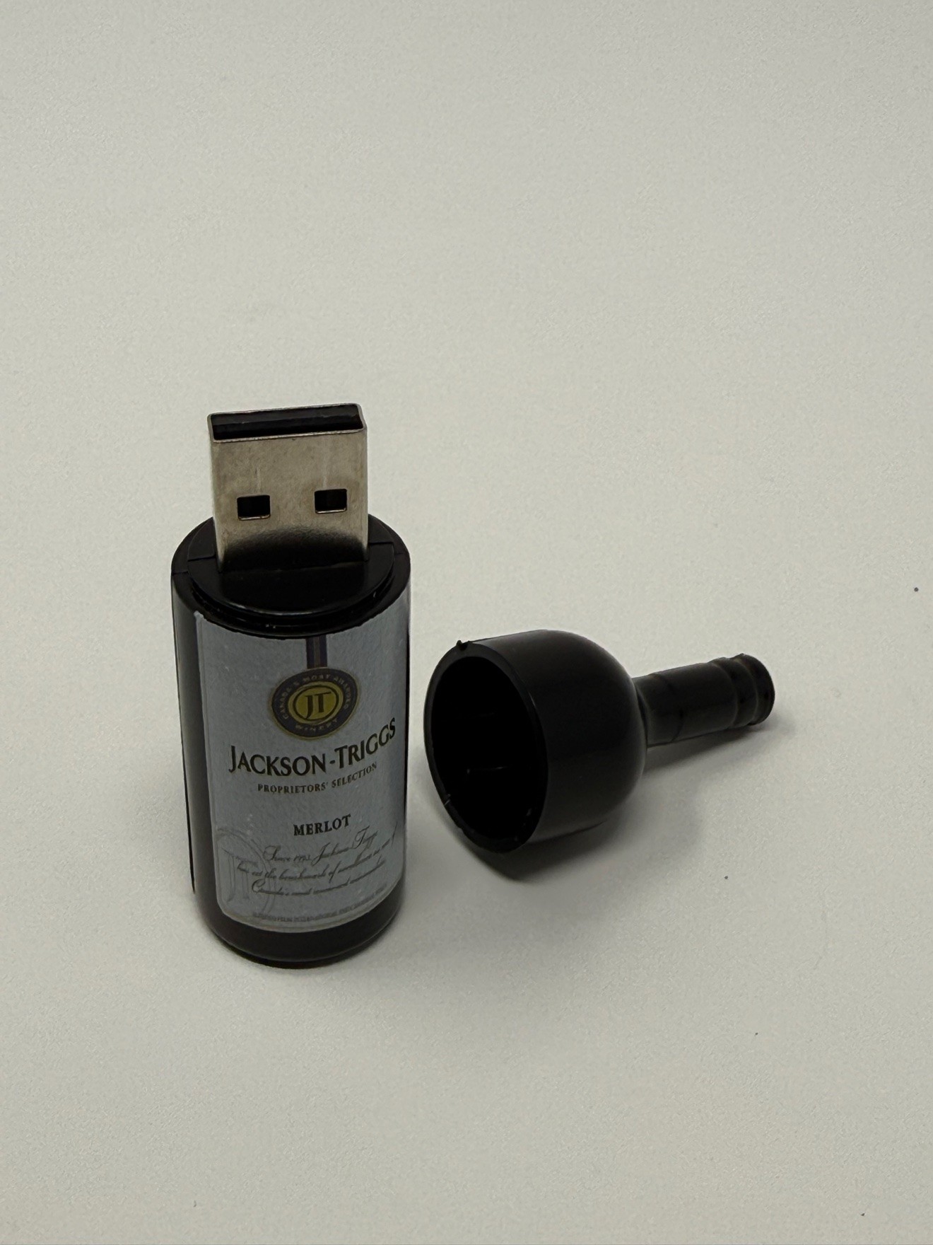 Jackson-Triggs Wine Bottle USB Flash Drive - photo 2