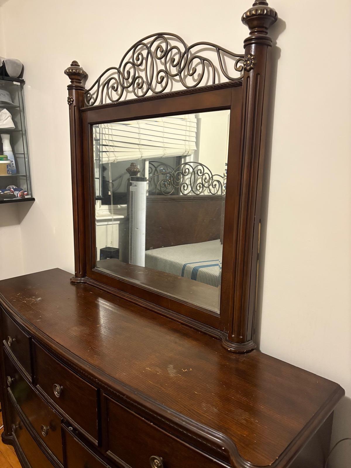 Beautiful 4-Piece Traditional Queen Bedroom Set - photo 2
