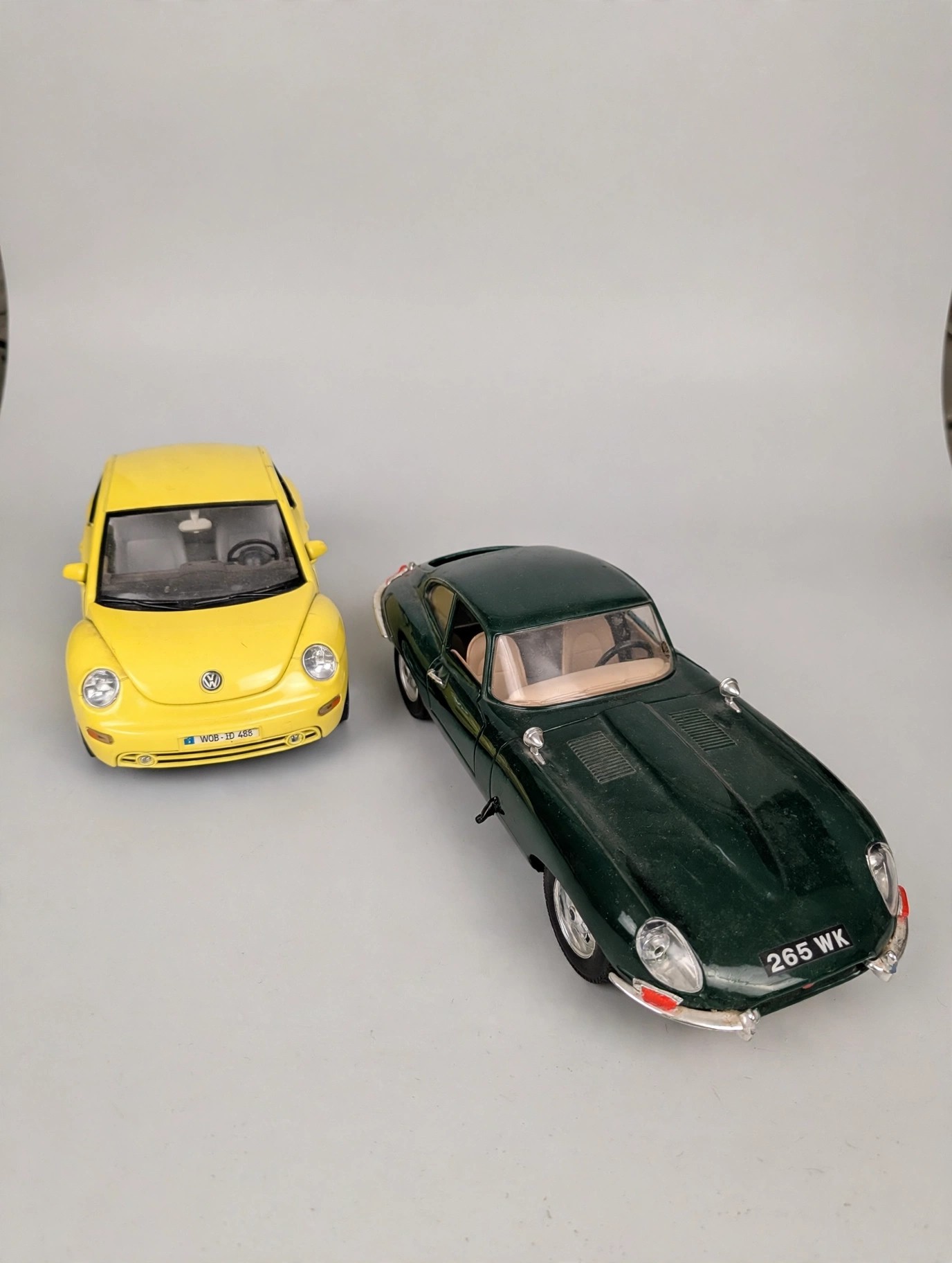 12 Piece 1:18 Scale Diecast Lot: 10 Cars, Plane, Jaguar Ornament - photo 4