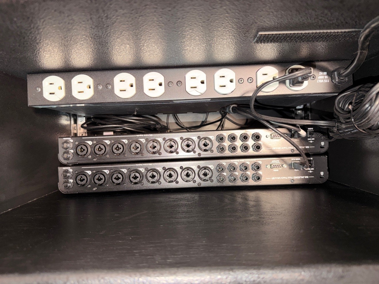 2x M-Audio Fast Track Ultra 8R + Middle Atlantic PD-915R - photo 4